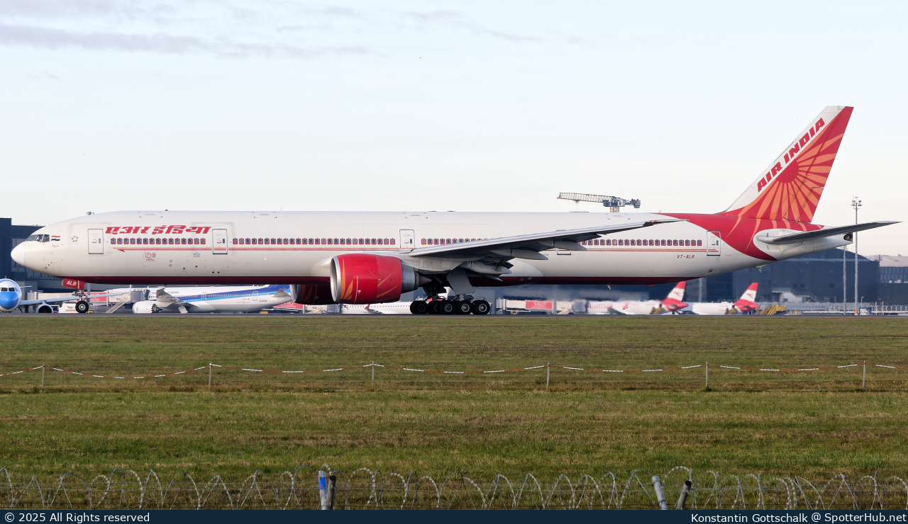 Photo of VT-ALR - Boeing 777-337(ER) operated by Air India
