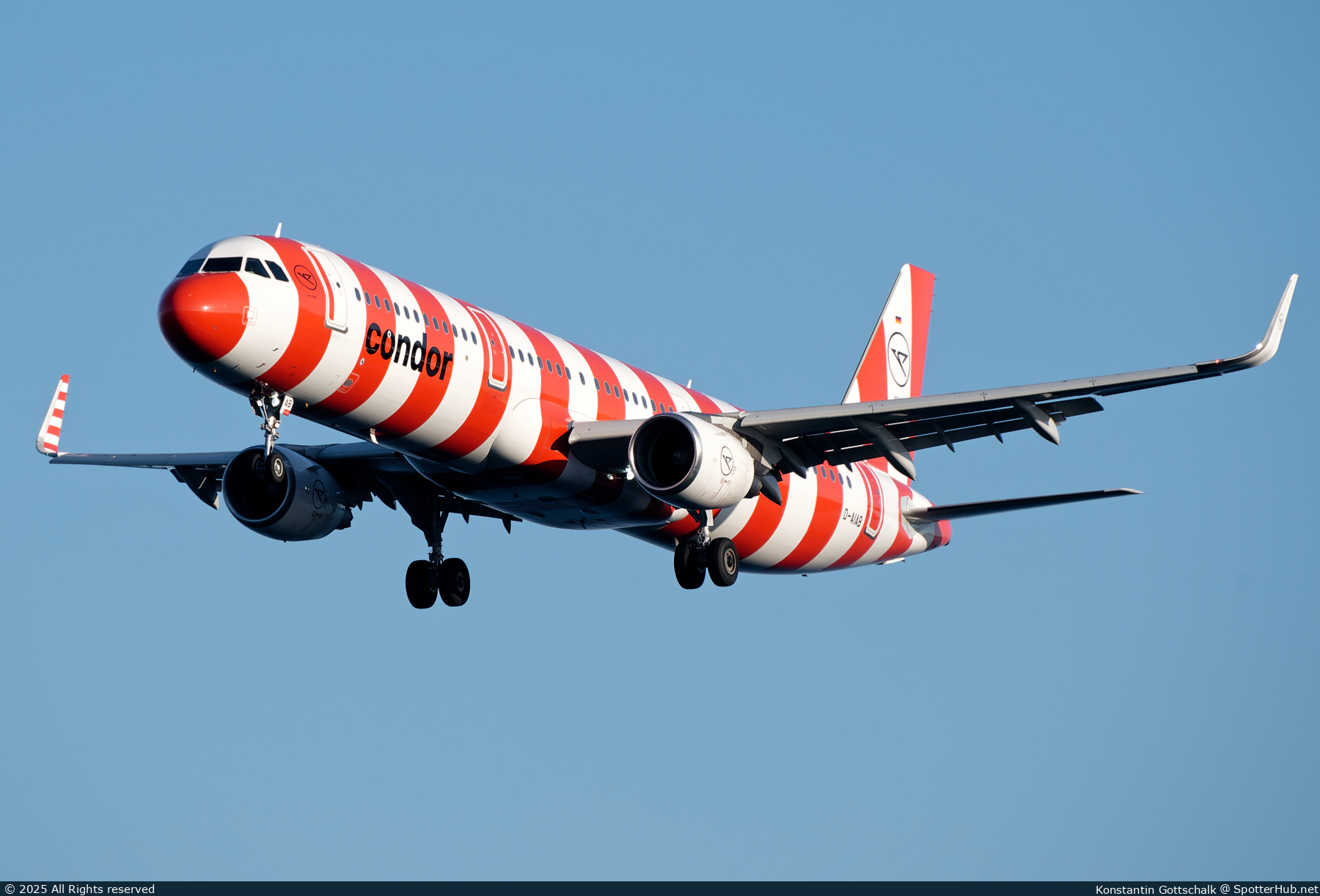 Photo of D-AIAB - Airbus A321-211 operated by Condor