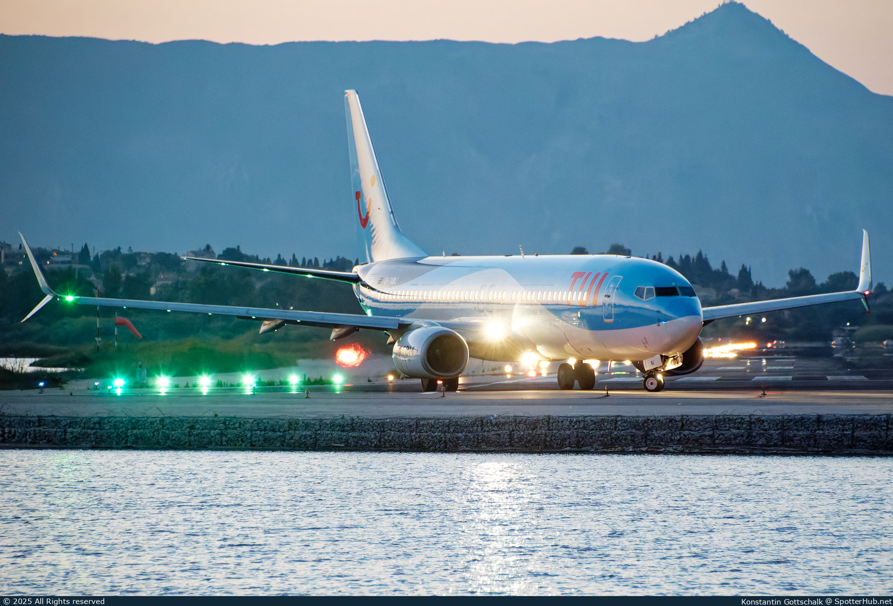 Photo of G-TAWJ - Boeing 737-8K5 operated by TUI Airways