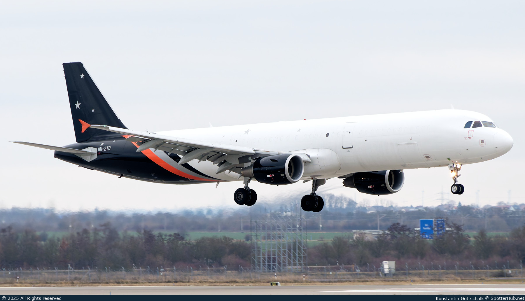 Photo of 9H-ZTD - Airbus A321-211(P2F) operated by Titan Airways Malta