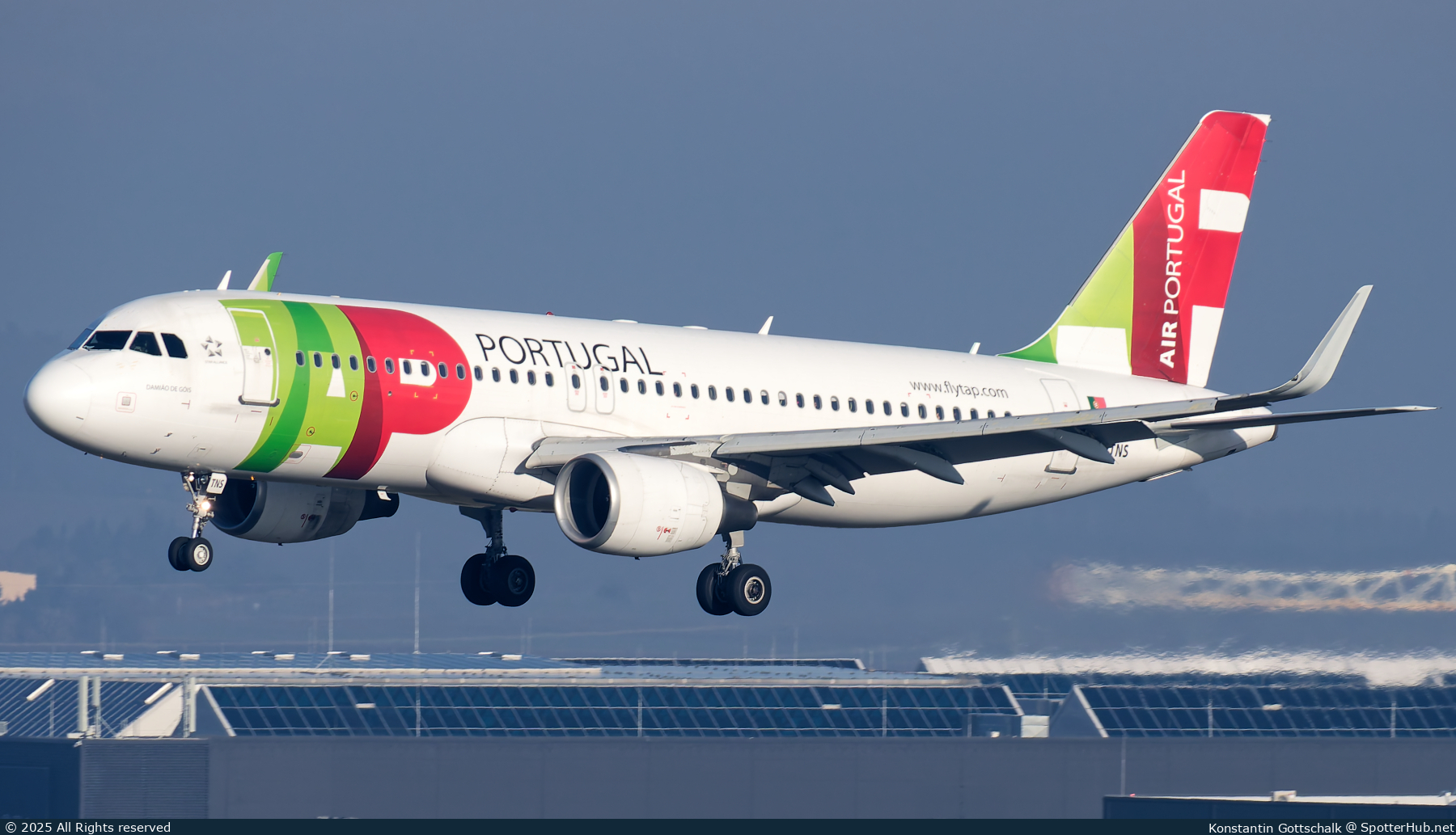 Photo of CS-TNS - Airbus A320-214 operated by TAP Air Portugal