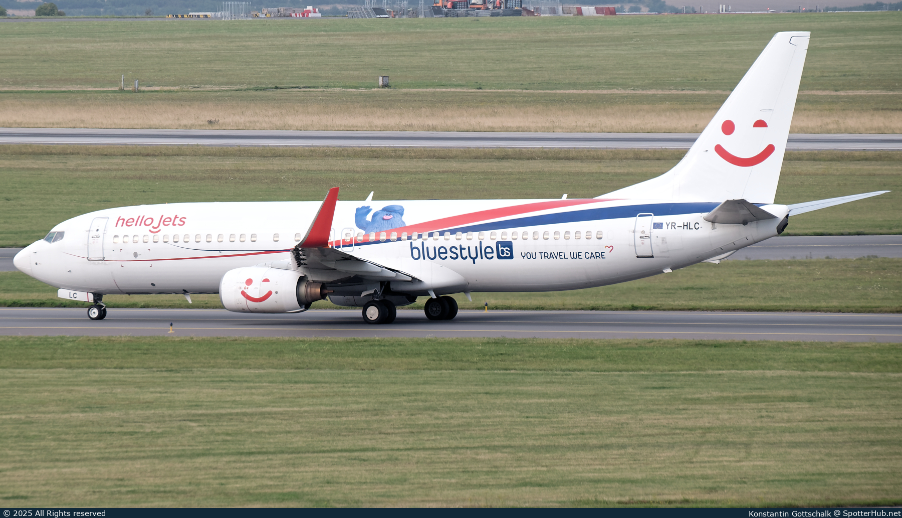 Photo of YR-HLC - Boeing 737-8Z9 operated by Hello Jets