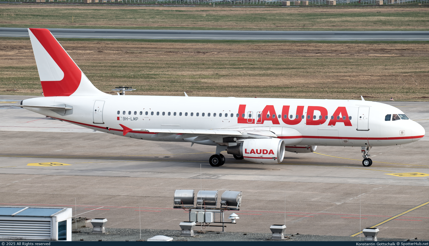 Photo of 9H-LMP - Airbus A320-214 operated by Lauda Europe