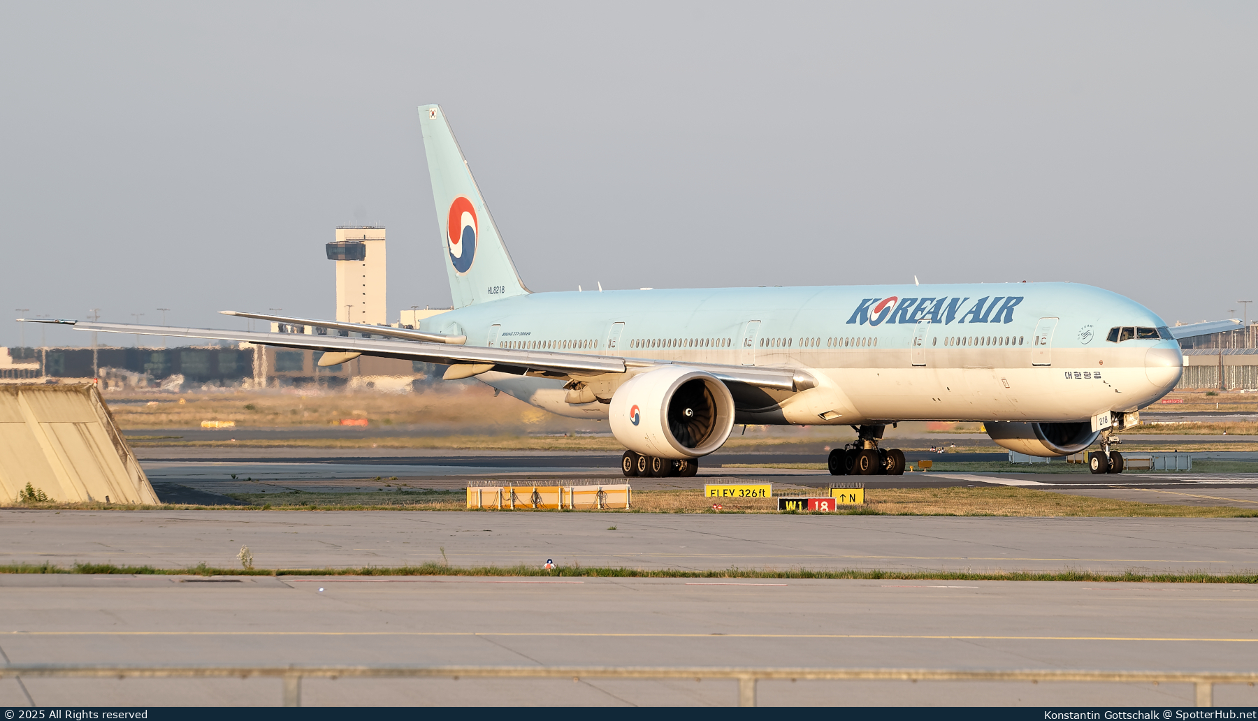 Photo of HL8218 - Boeing 777-3B5(ER) operated by Korean Air
