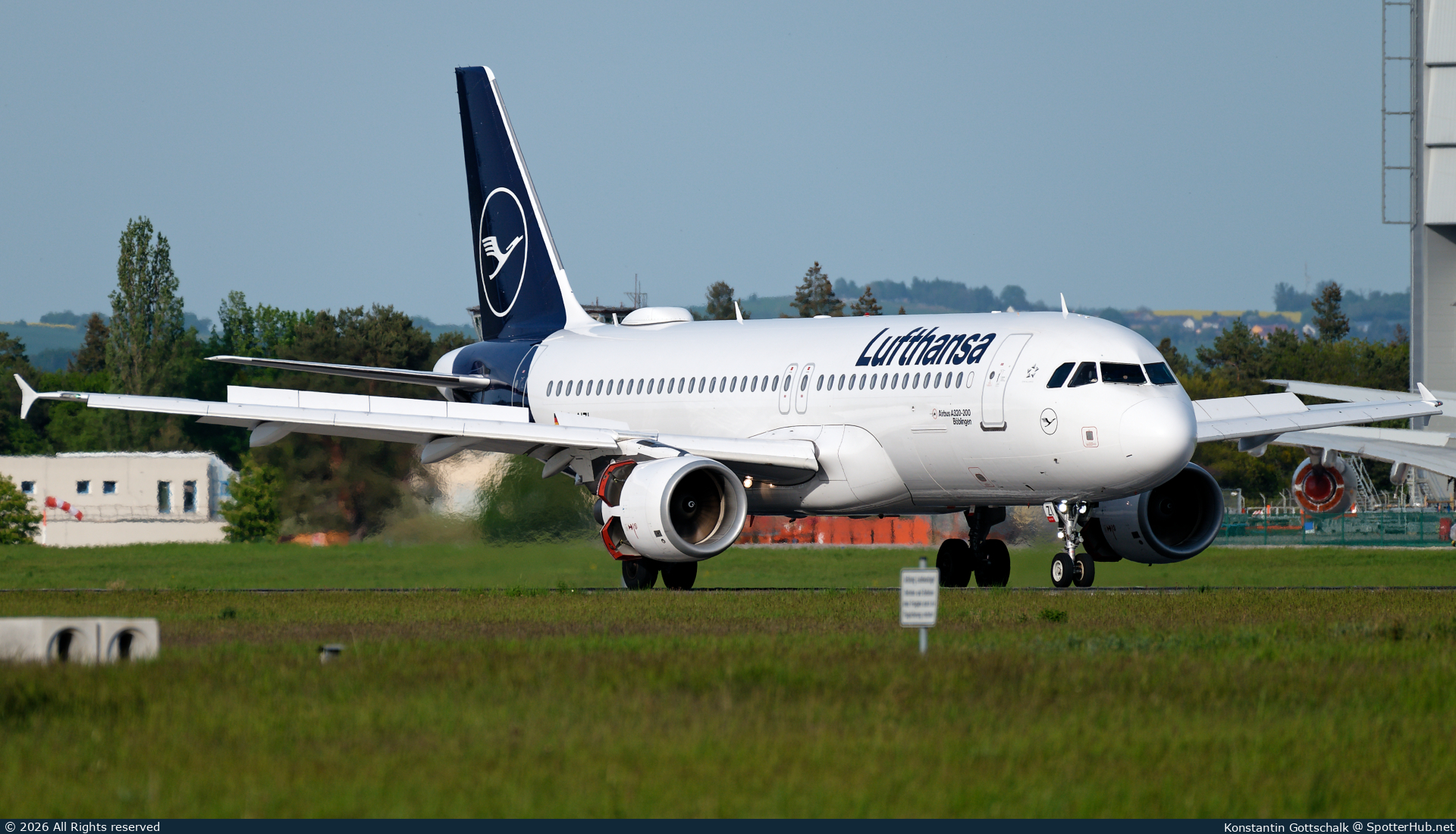 Photo of D-AIZI - Airbus A320-214 operated by Lufthansa