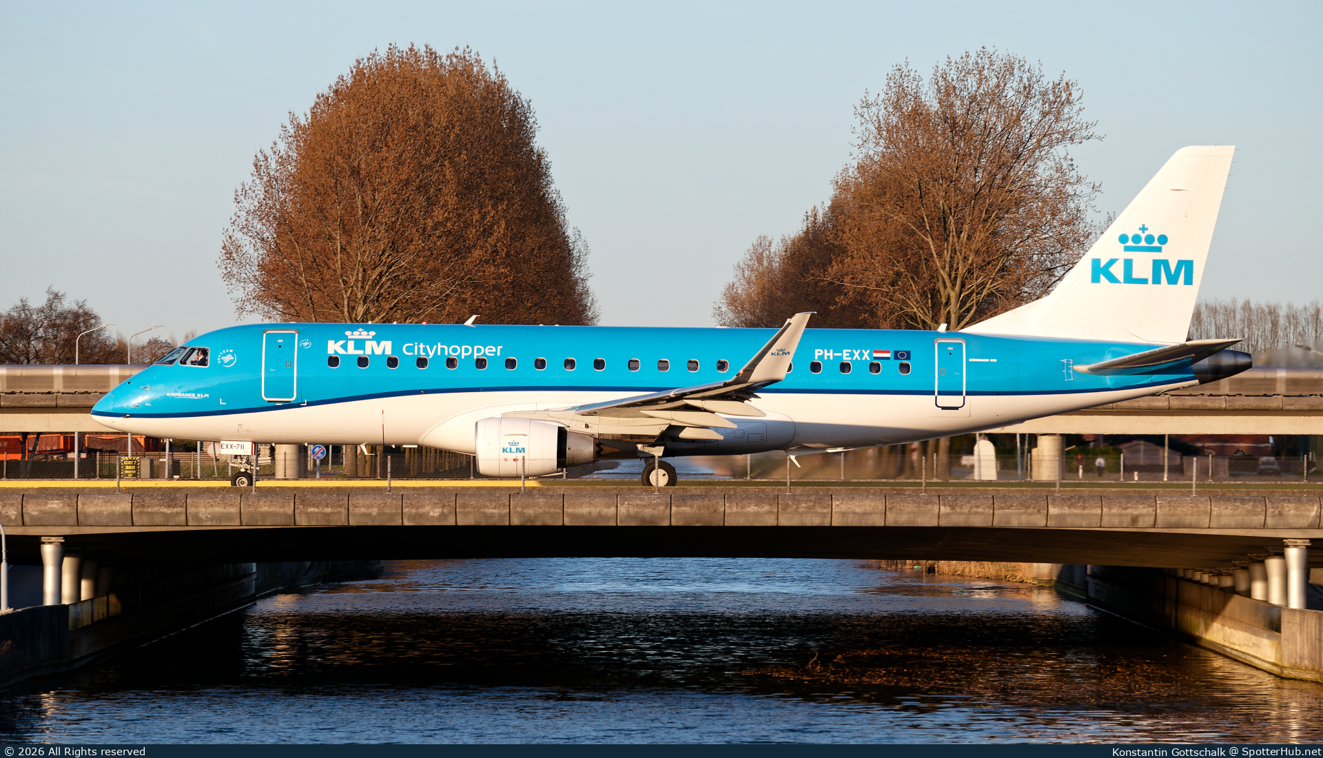 Photo of PH-EXX - Embraer ERJ-175STD operated by KLM Cityhopper