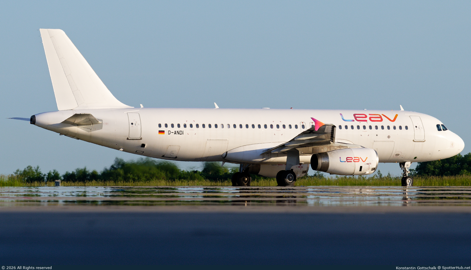Photo of D-ANDI - Airbus A320-232 operated by LEAV Aviation
