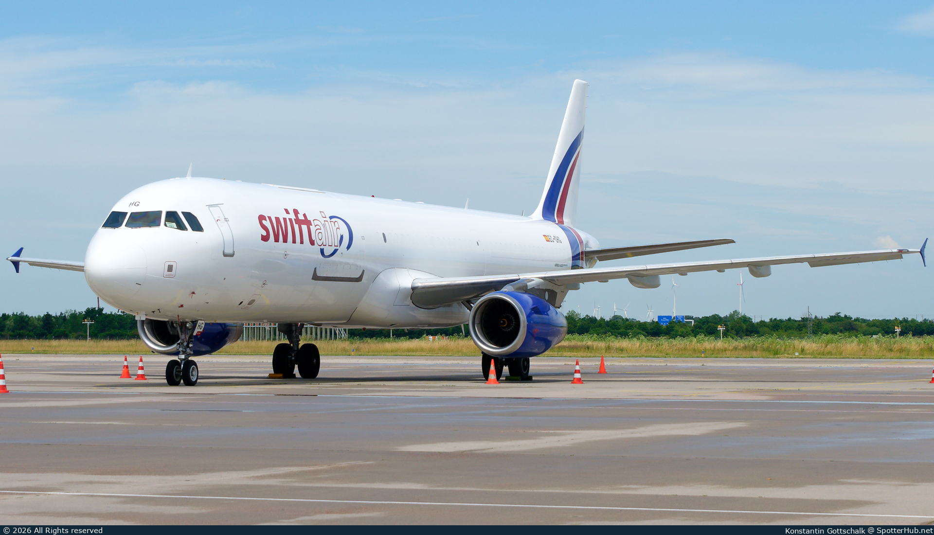 Photo of EC-OHG - Airbus A321-231(P2F) operated by Swiftair