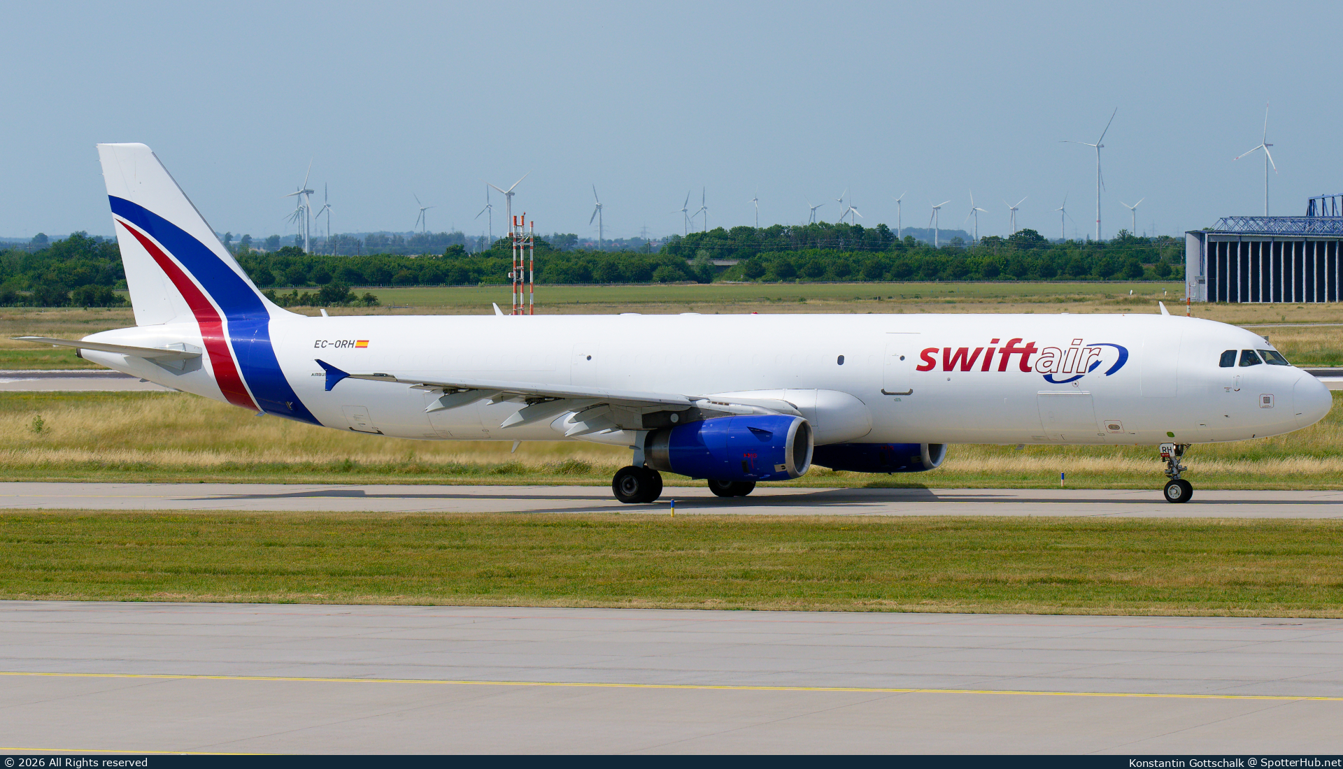 Photo of EC-ORH - Airbus A321-231(P2F) operated by Swiftair