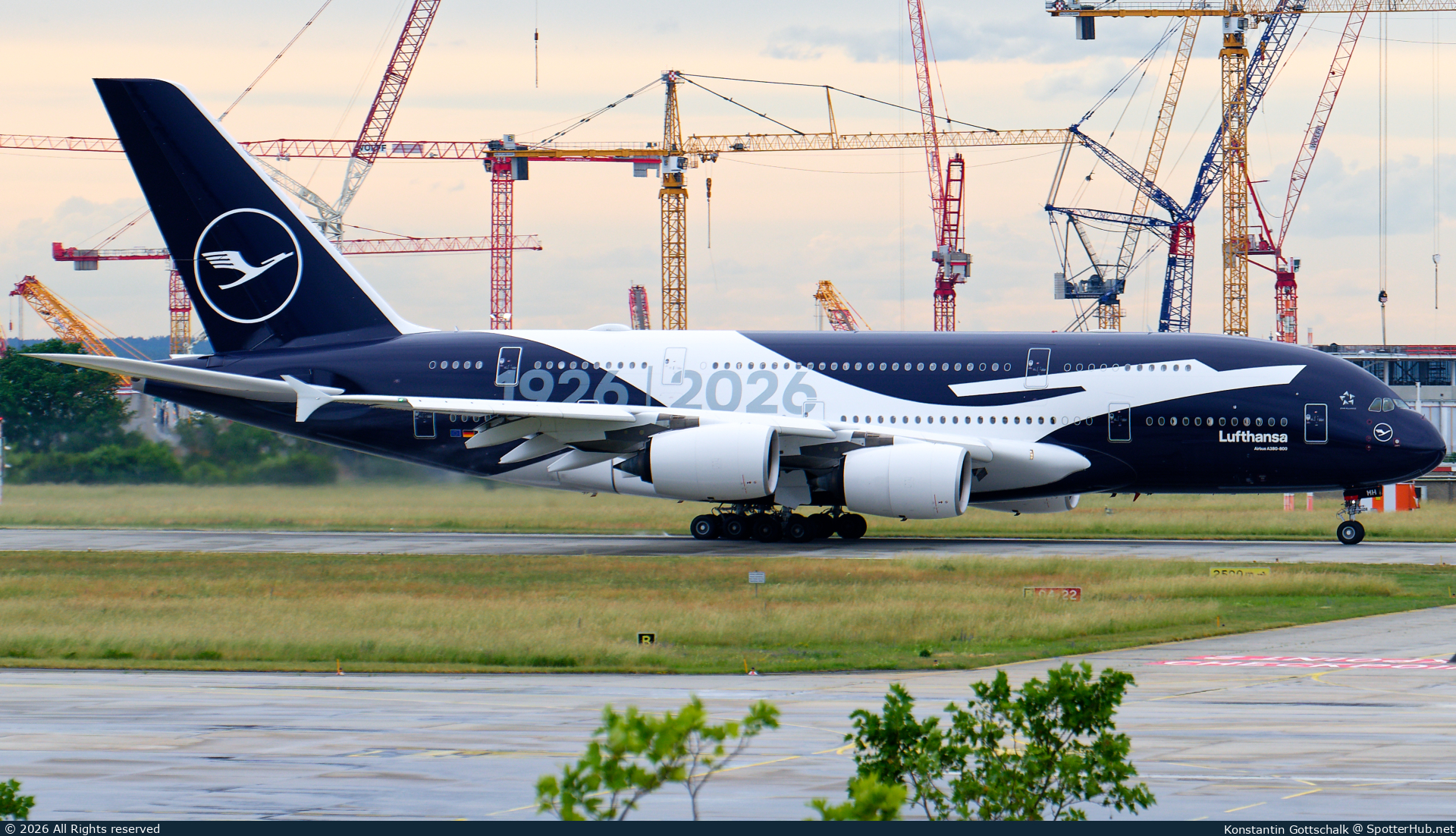 Photo of D-AIMH - Airbus A380-841 operated by Lufthansa