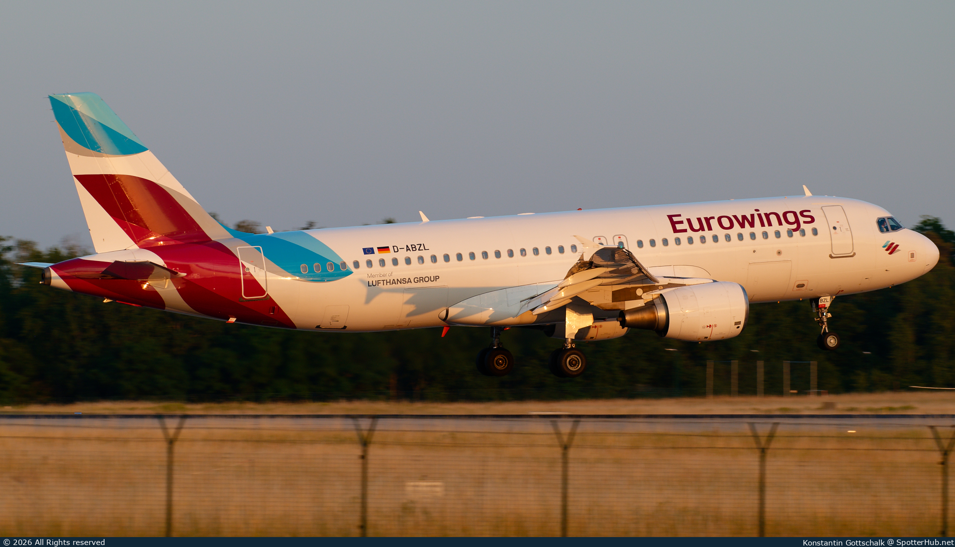Photo of D-ABZL - Airbus A320-216 operated by Eurowings