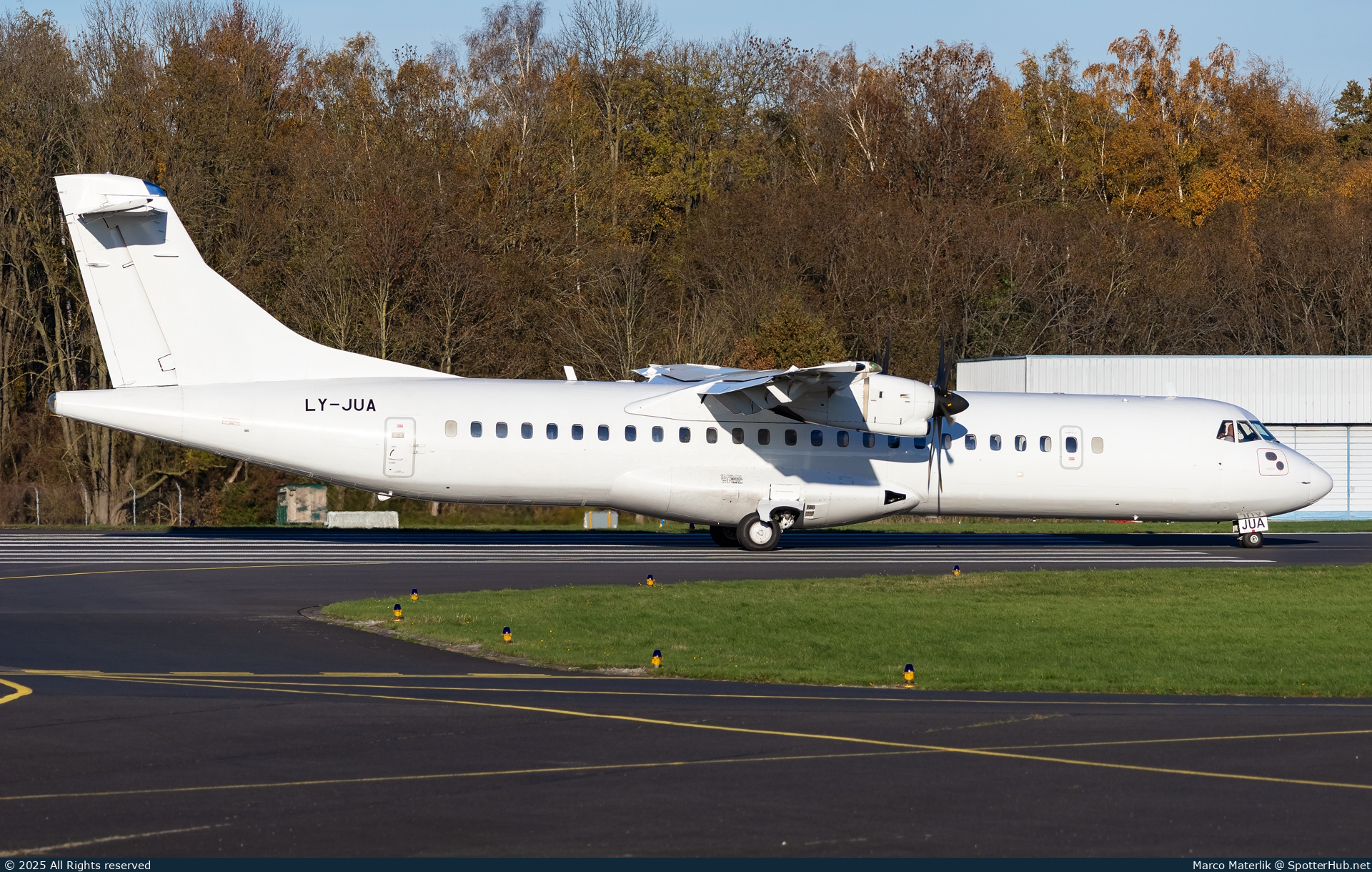 Photo of LY-JUA - ATR 72-500 operated by Jump Air