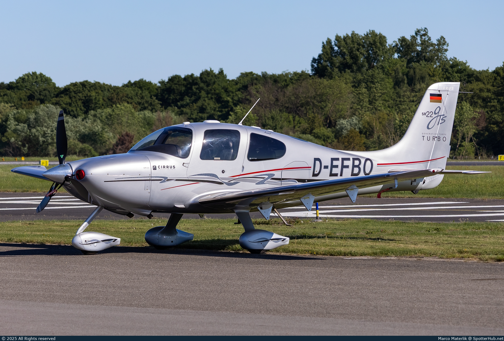 Photo of D-EFBO - Cirrus SR22 G3 GTS operated by Private