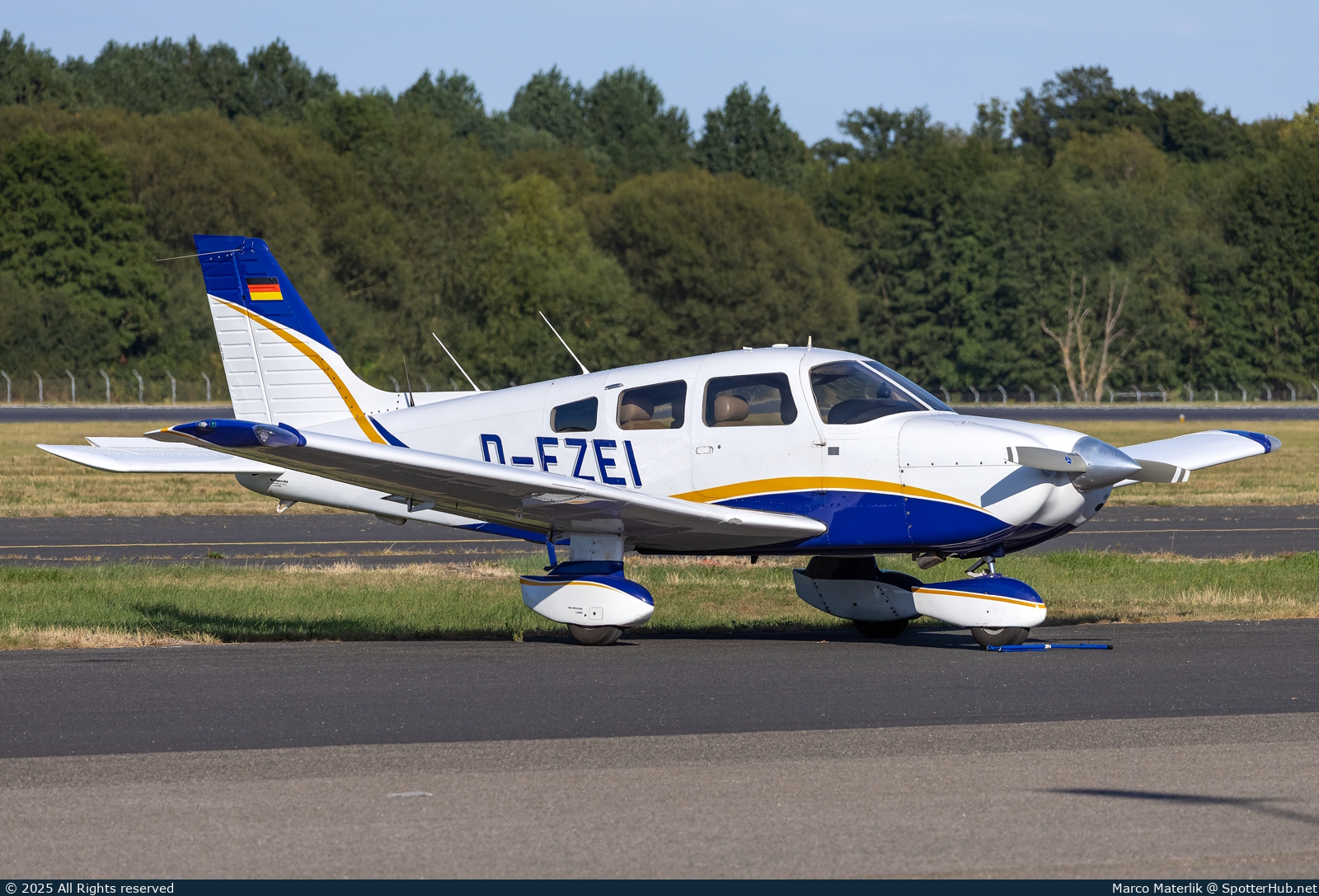 Photo of D-EZEI - Piper PA-28-181 Archer III operated by TL Aviation