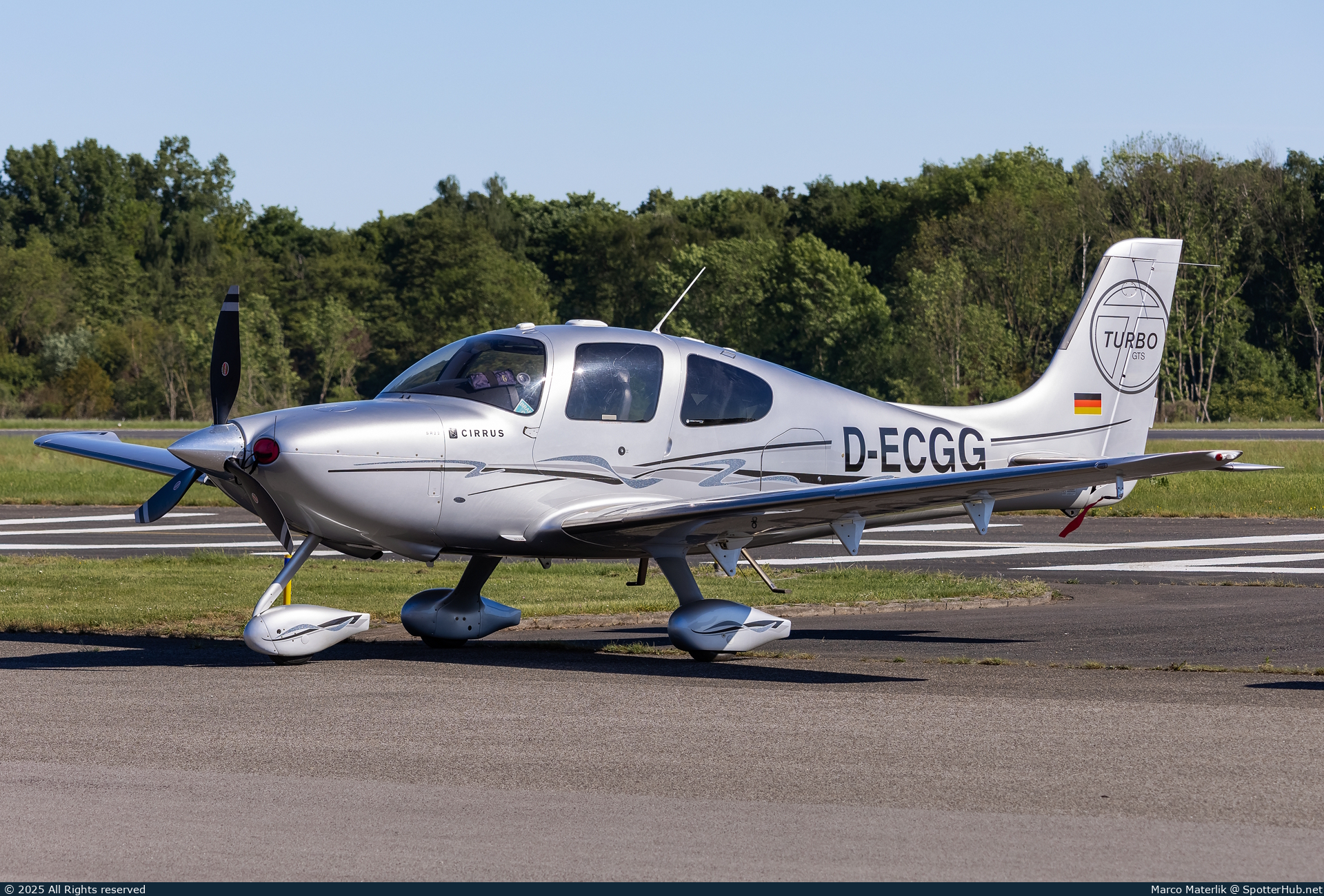 Photo of D-ECGG - Cirrus SR22 G3 GTS operated by Private