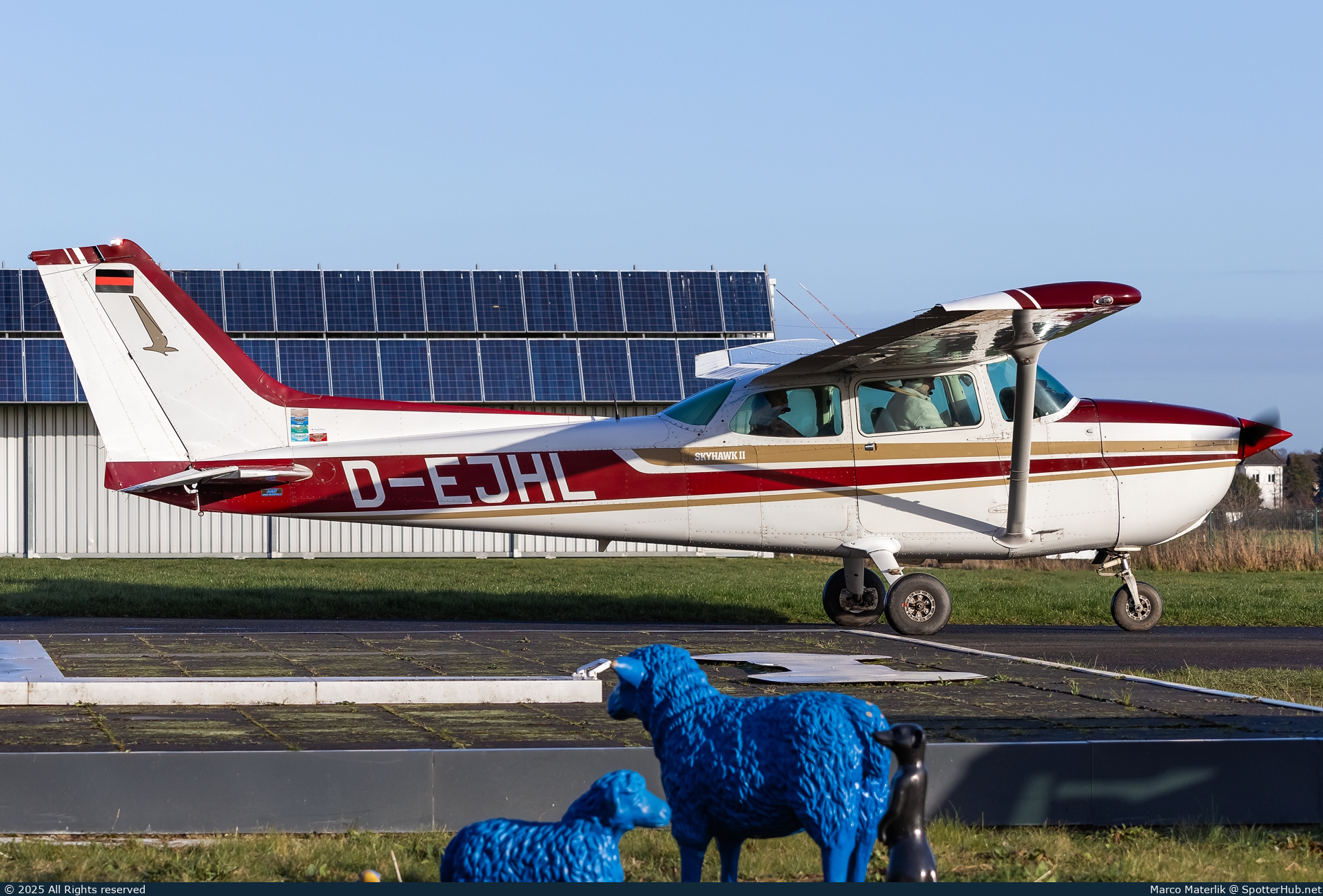 Photo of D-EJHL - Cessna 172N Skyhawk II operated by Motorflug Grenzland