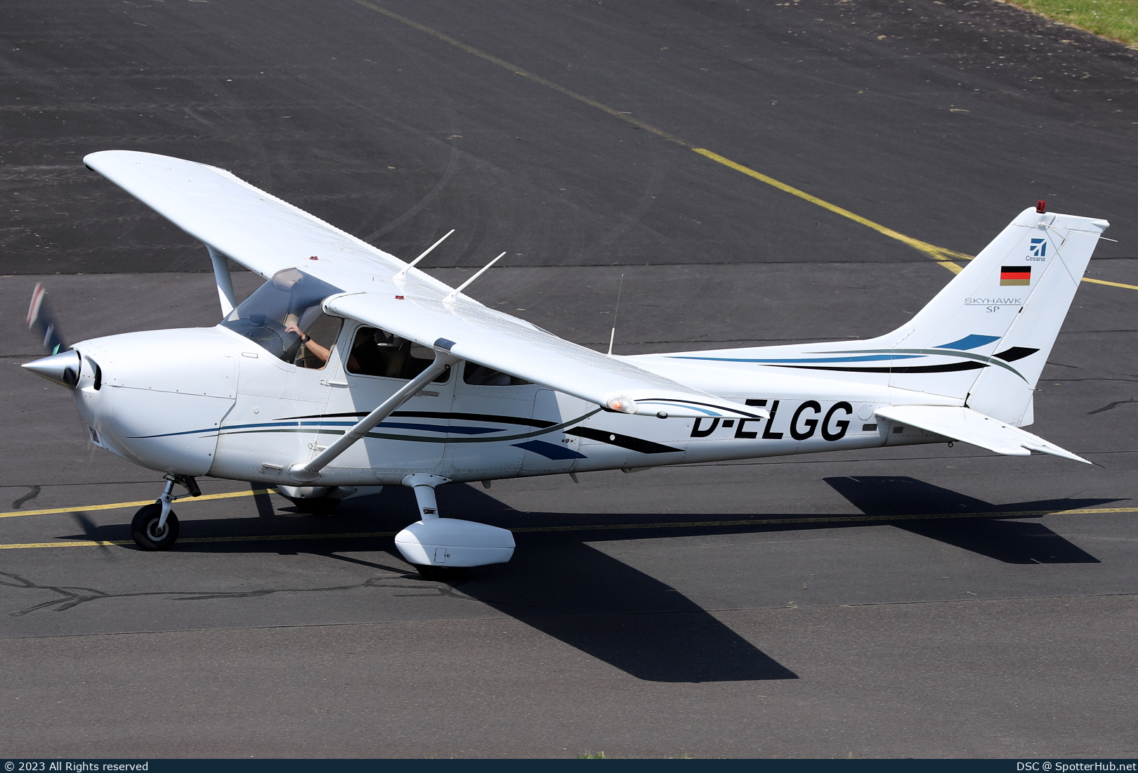 Photo of D-ELGG - Cessna 172S Skyhawk SP operated by Aero-Club Lützellinden