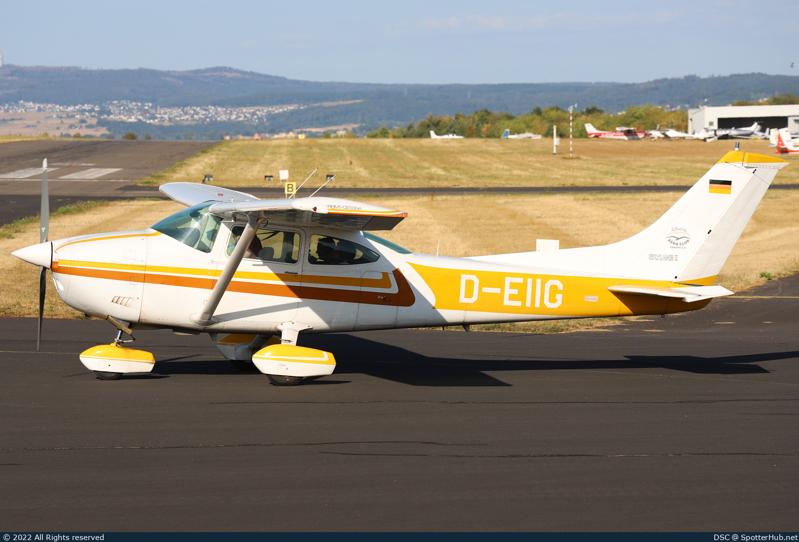 Photo of D-EIIG - Reims-Cessna F182Q Skylane II operated by Aero-Club Coburg