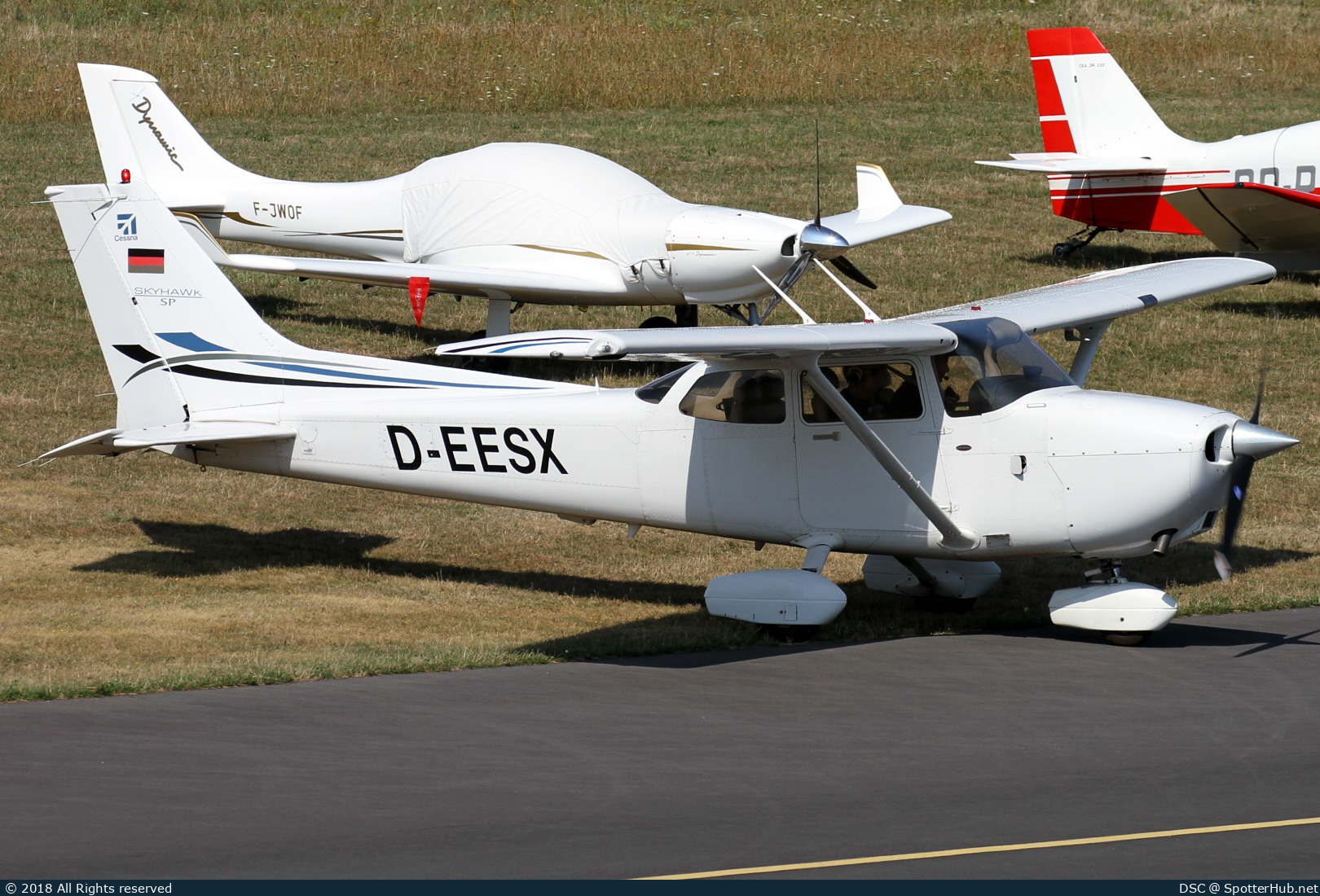 Photo of D-EESX - Cessna 172S Skyhawk SP operated by Aero-Beta Flight Training