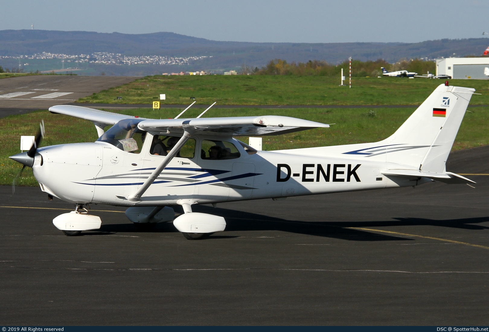 Photo of D-ENEK - Cessna 172S Skyhawk SP operated by Aero-Club Rhein-Nahe