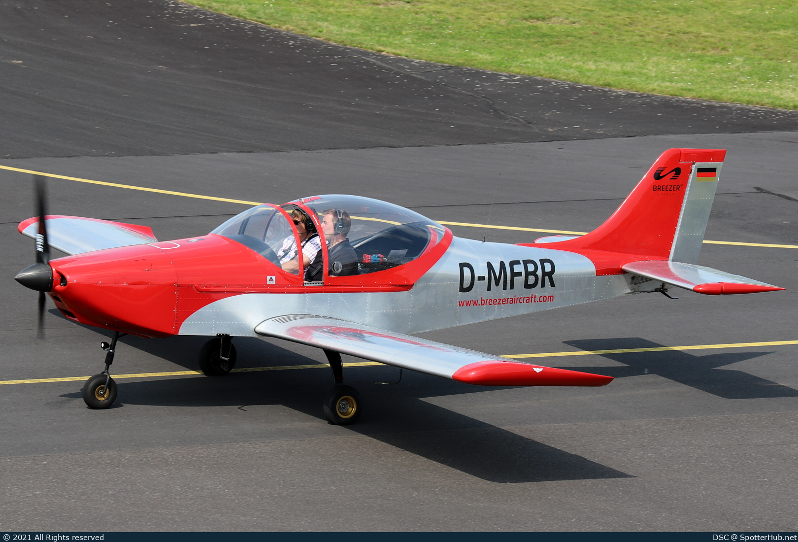 Photo of D-MFBR - Breezer B400 operated by Air Academy GmbH