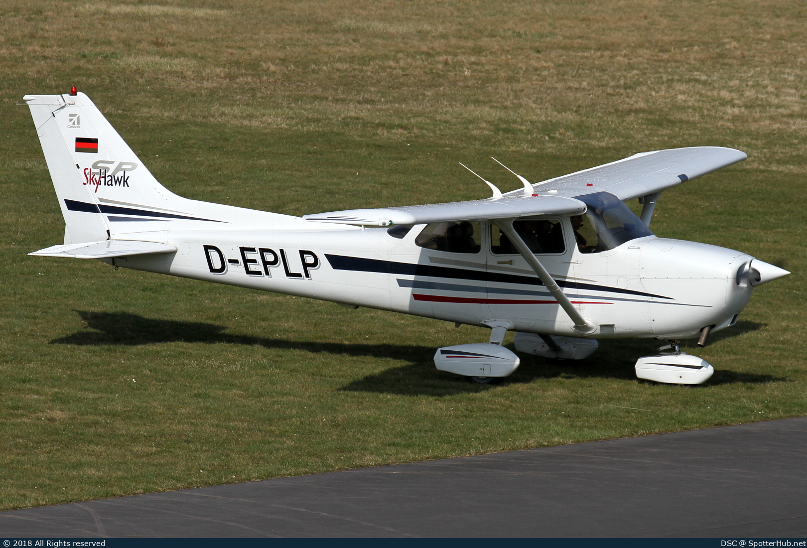 Photo of D-EPLP - Cessna 172S Skyhawk SP operated by FSM Flugschule Marl