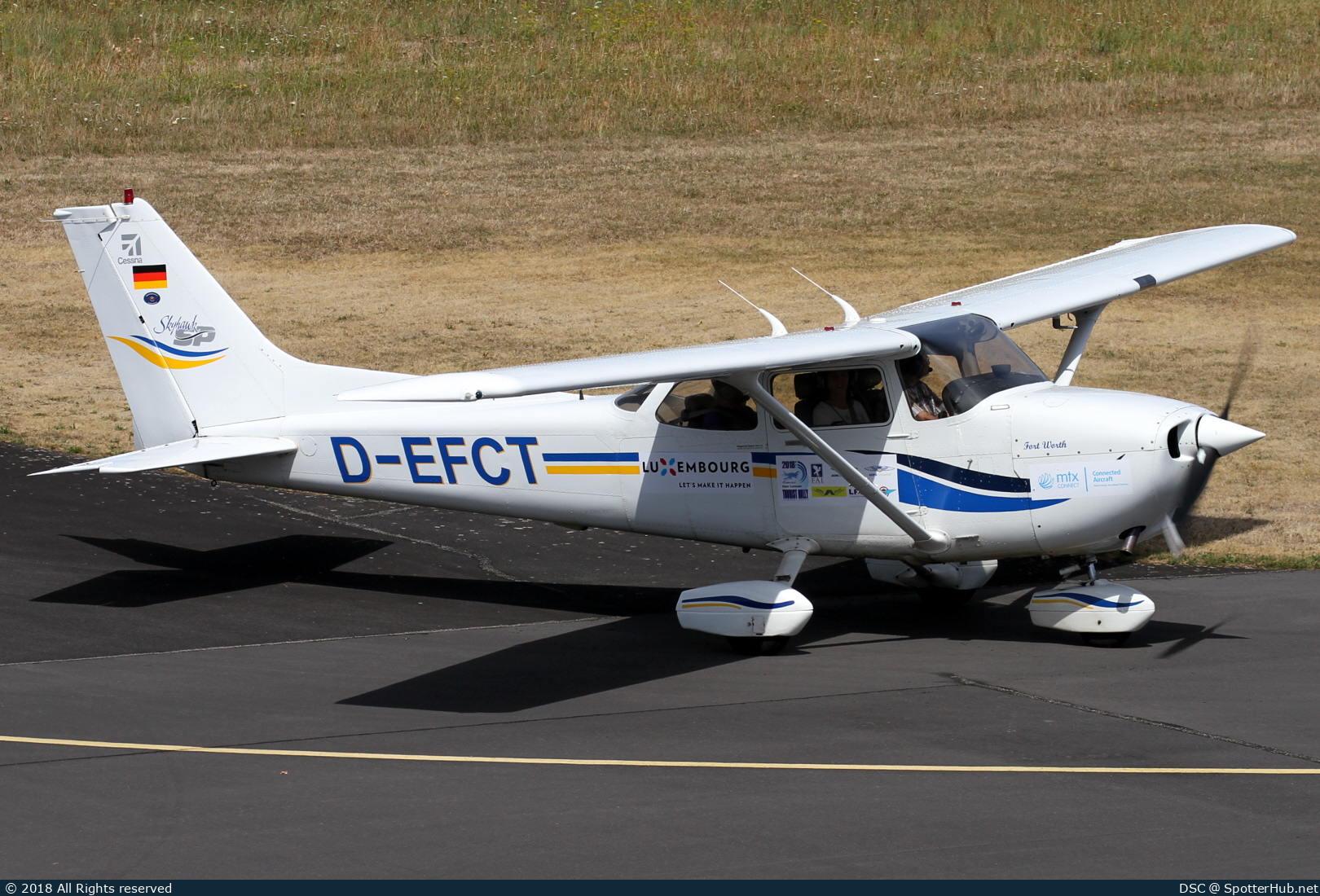Photo of D-EFCT - Cessna 172S Skyhawk SP operated by Fliegerclub Region Trier
