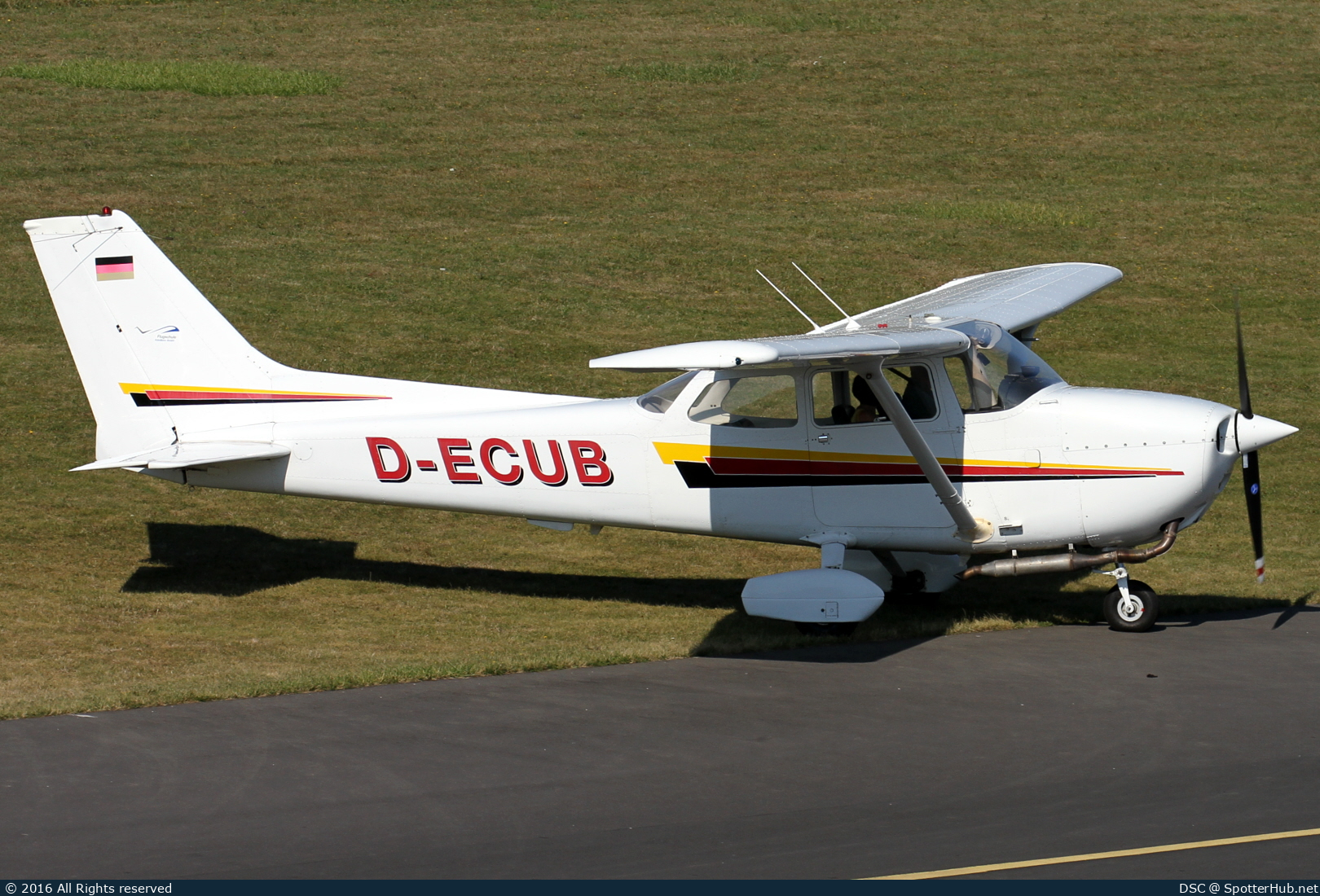 Photo of D-ECUB - Reims-Cessna F172N Skyhawk II operated by Flugschule KölnBonn