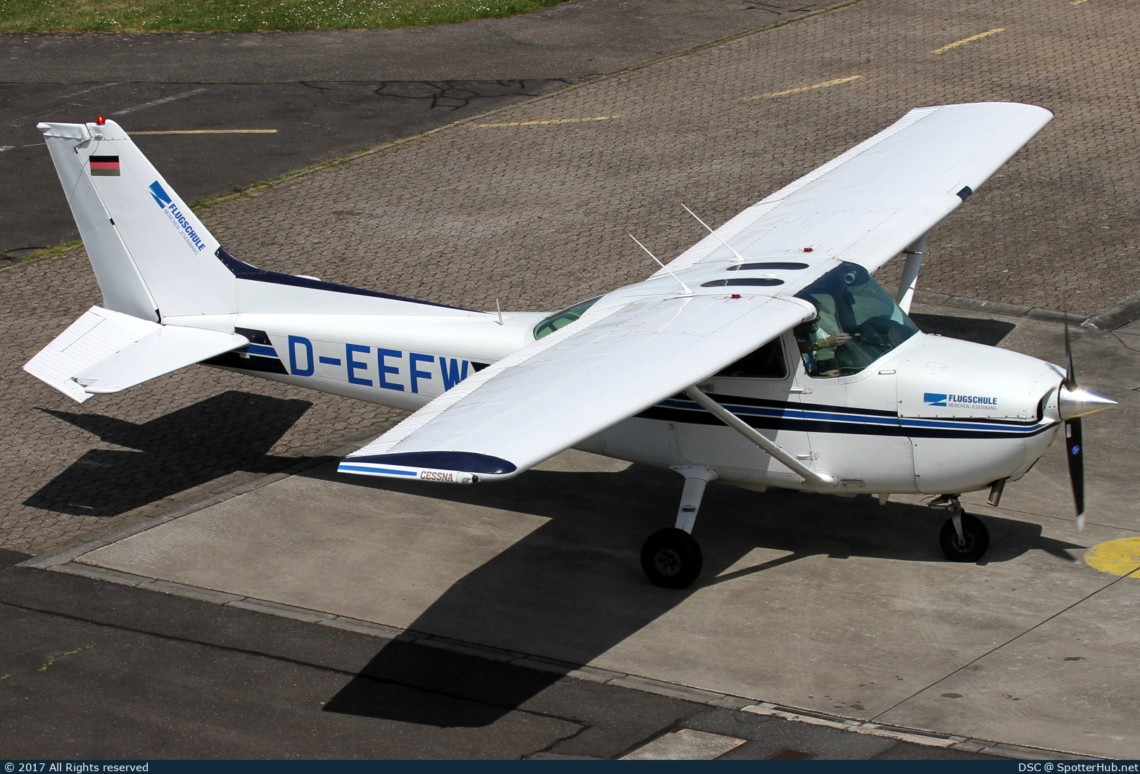 Photo of D-EEFW - Cessna 172P Skyhawk II operated by Air Munich Aviation - Flugschule Jesenwang