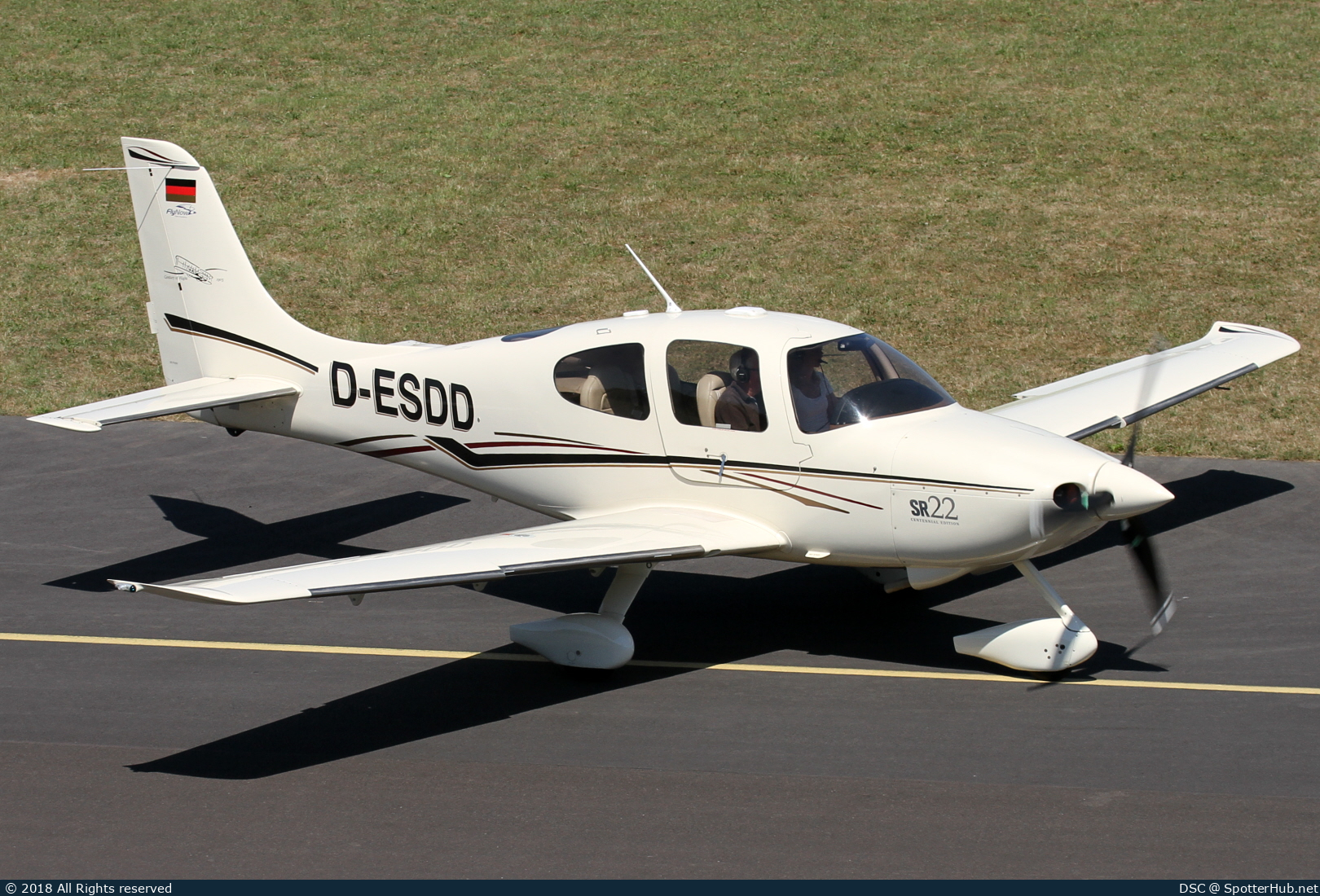 Photo of D-ESDD - Cirrus SR22 G1 operated by FlyNow Flugschule Kassel