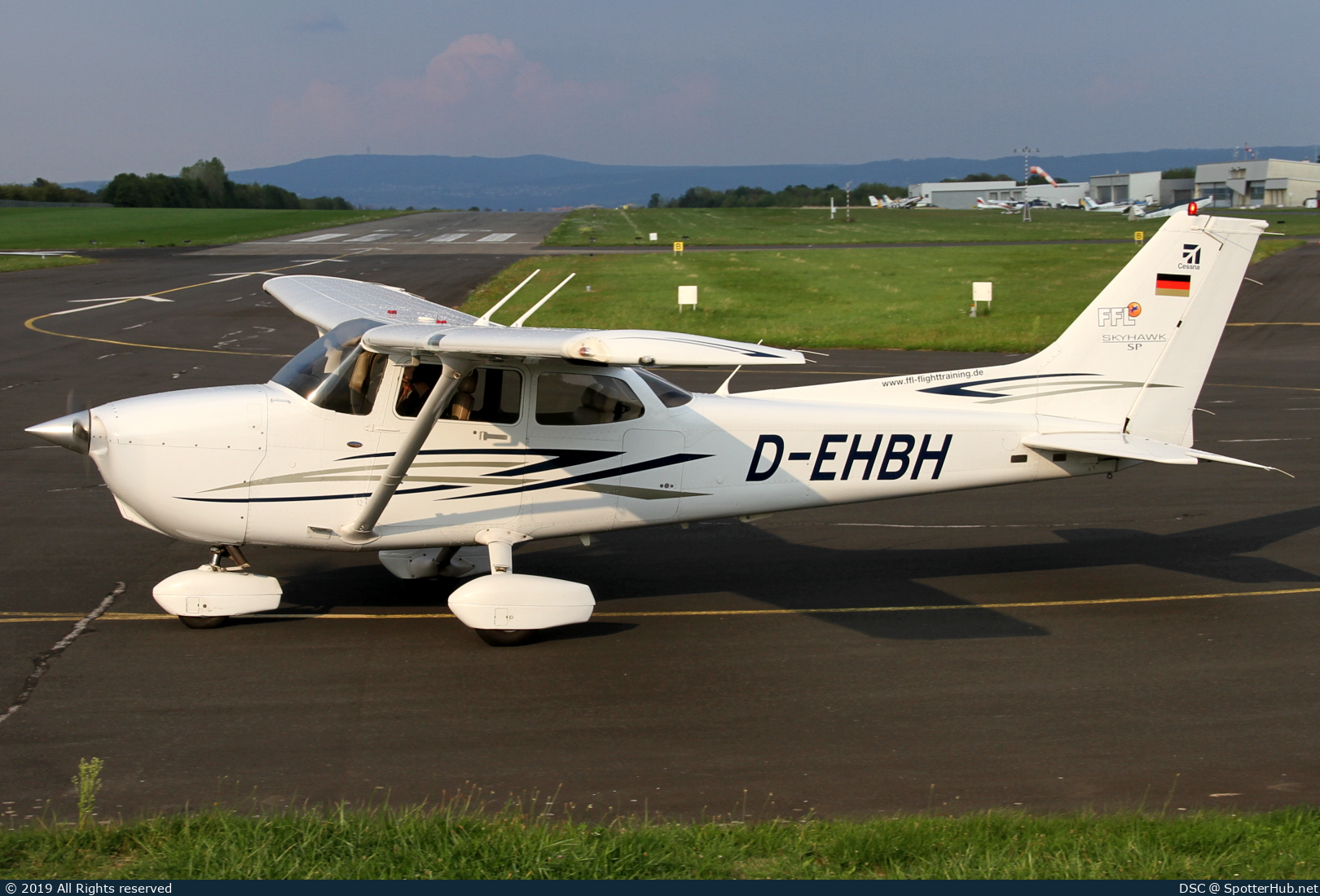 Photo of D-EHBH - Cessna 172S Skyhawk SP operated by FFL Flugschule