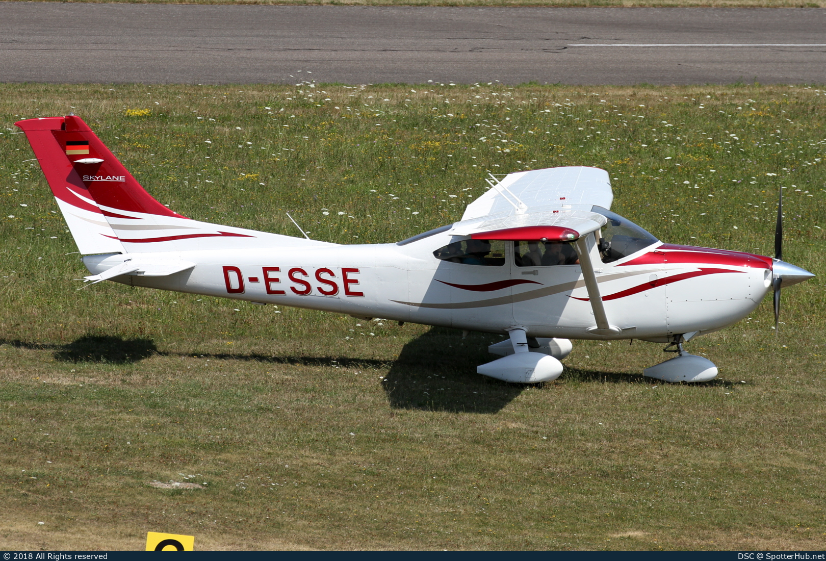 Photo of D-ESSE - Cessna 182T Skylane operated by Private