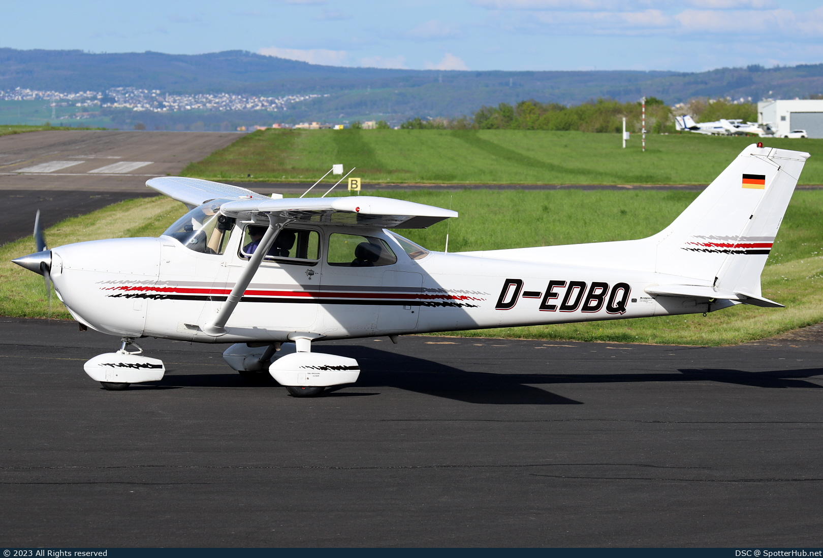 Photo of D-EDBQ - Reims-Cessna F172N Skyhawk operated by Fly-Charter