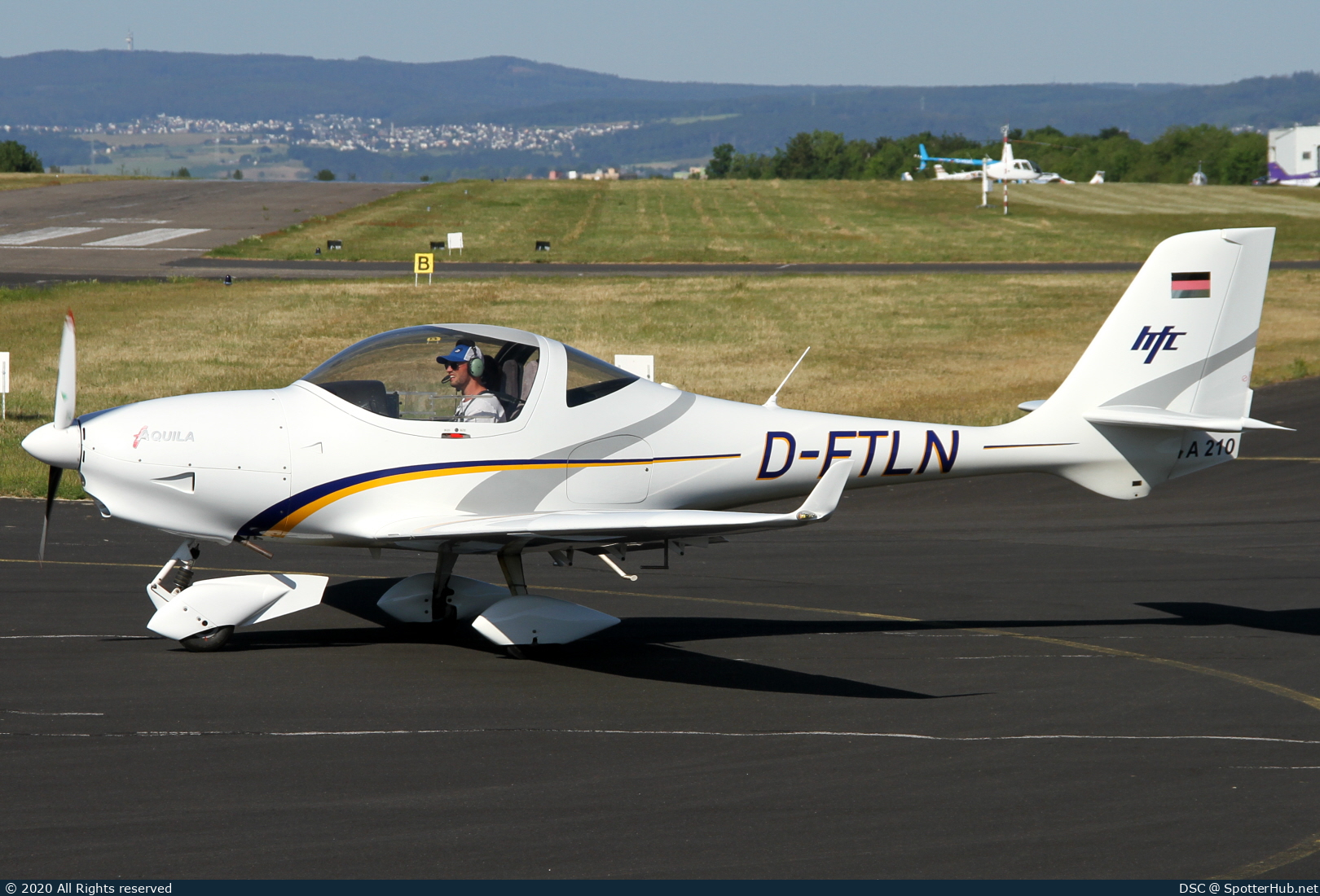 Photo of D-ETLN - Aquila A210 operated by Hanseatischer Fliegerclub Frankfurt