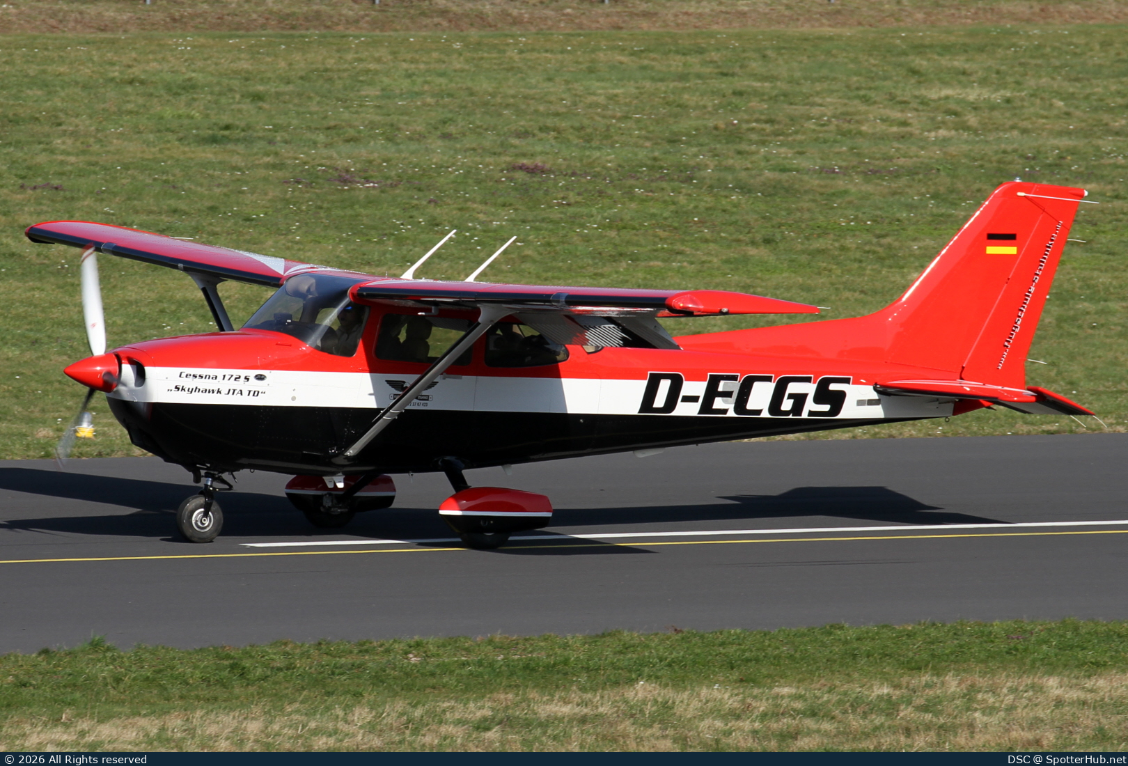 Photo of D-ECGS - Cessna 172S Turbo Skyhawk JT-A operated by Flugschule Stahnke