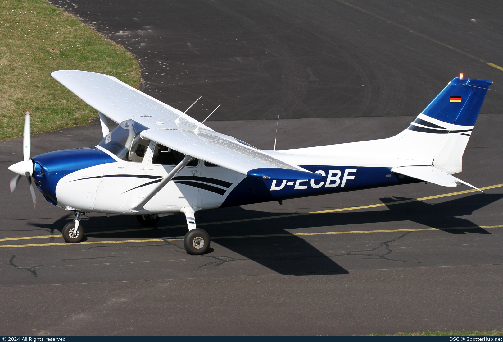 Photo of D-ECBF - Reims-Cessna F172N Skyhawk II operated by ISN Flugschule Baden