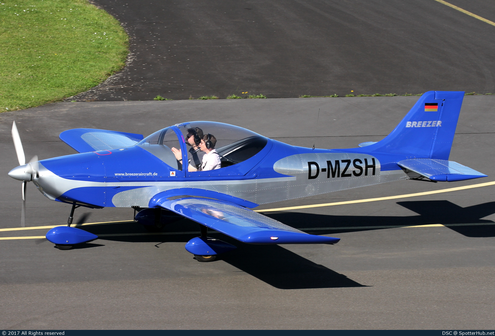 Photo of D-MZSH - Breezer B400-6 operated by Klees.Aero