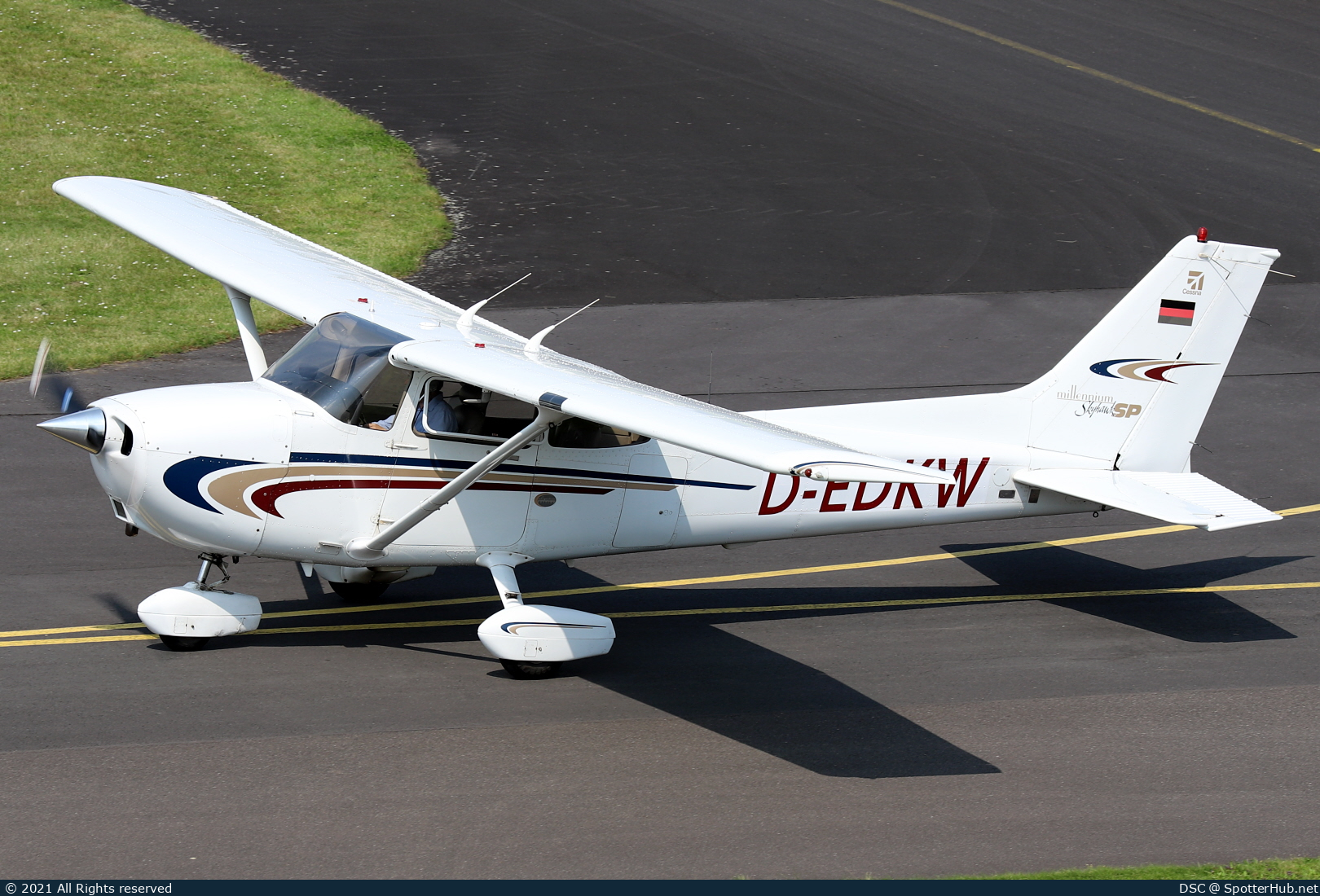 Photo of D-EDKW - Cessna 172S Skyhawk SP operated by Luftsportclub und Flugschule Arnsberg