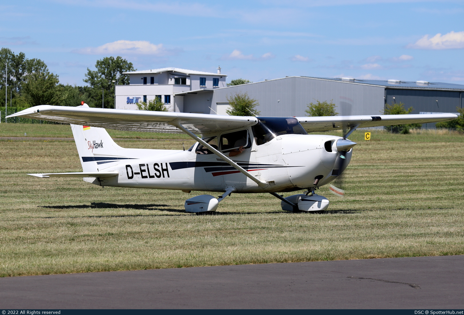 Photo of D-ELSH - Cessna 172S Skyhawk SP operated by Luftsportgruppe Südwest