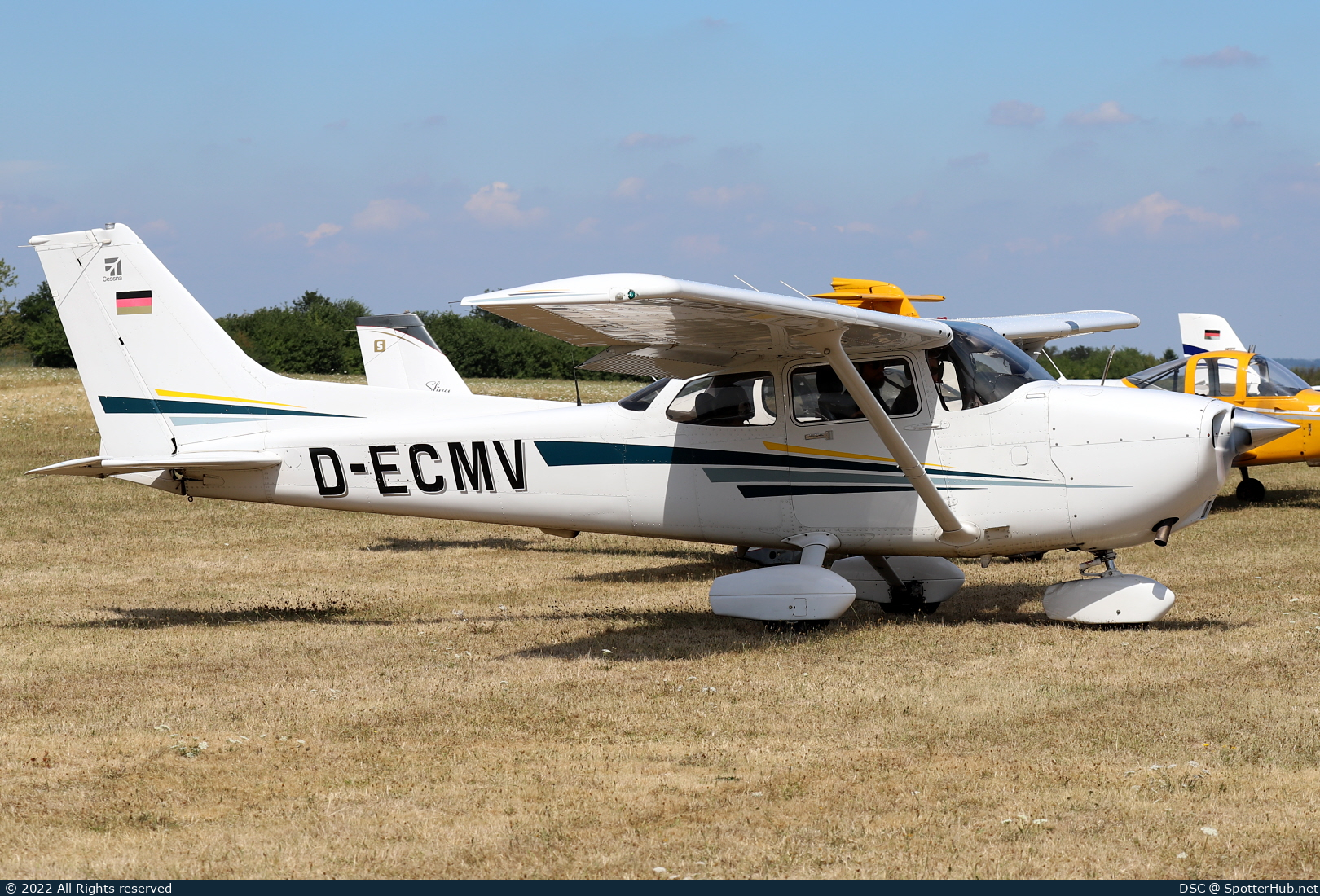 Photo of D-ECMV - Cessna 172S Skyhawk SP operated by Kurhessischer Verein für Luftfahrt