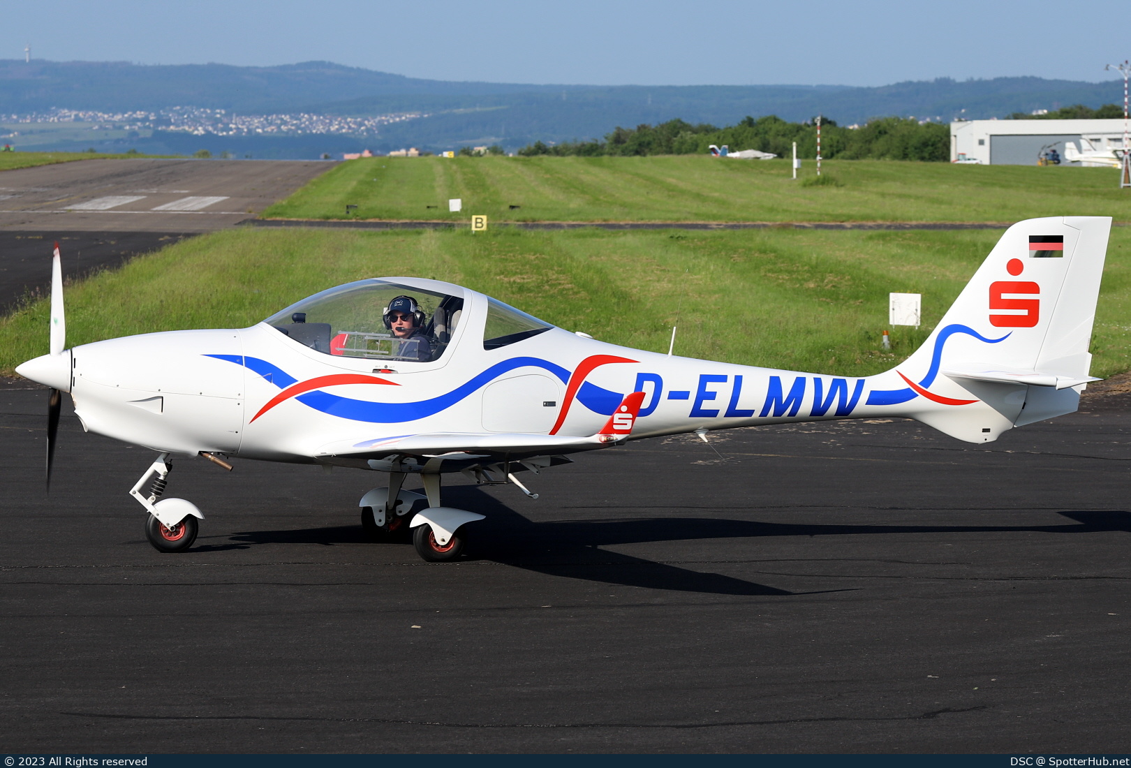Photo of D-ELMW - Aquila A211 operated by Kurhessischer Verein für Luftfahrt