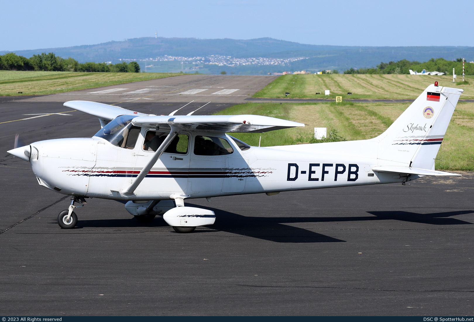 Photo of D-EFPB - Cessna 172R Skyhawk operated by Kölner Klub für Luftsport