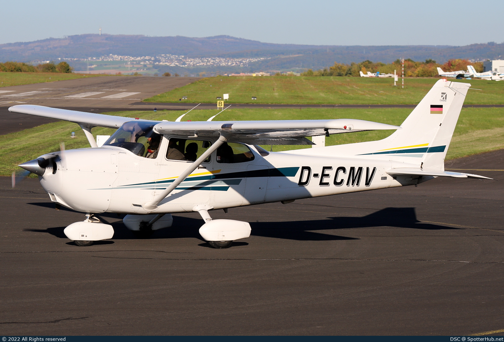 Photo of D-ECMV - Cessna 172S Skyhawk SP operated by Kurhessischer Verein für Luftfahrt