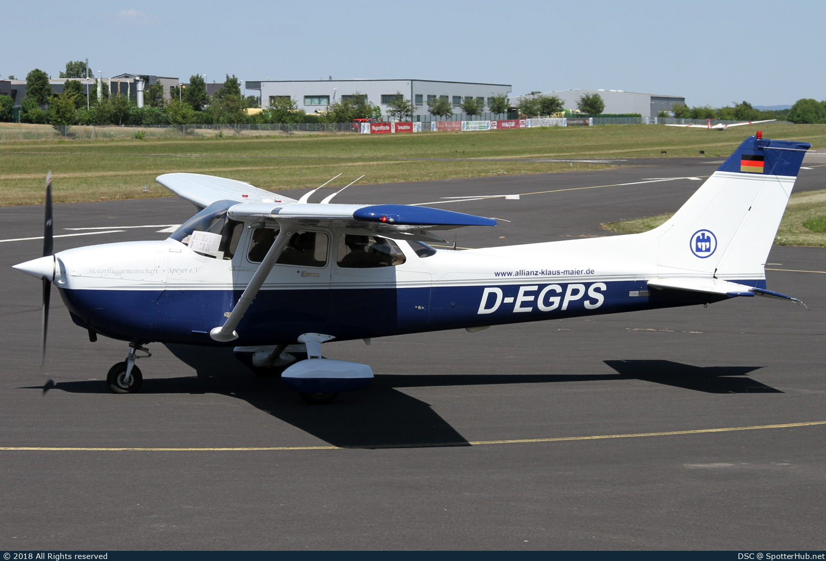 Photo of D-EGPS - Cessna 172S Skyhawk SP operated by Motorfluggemeinschaft Speyer