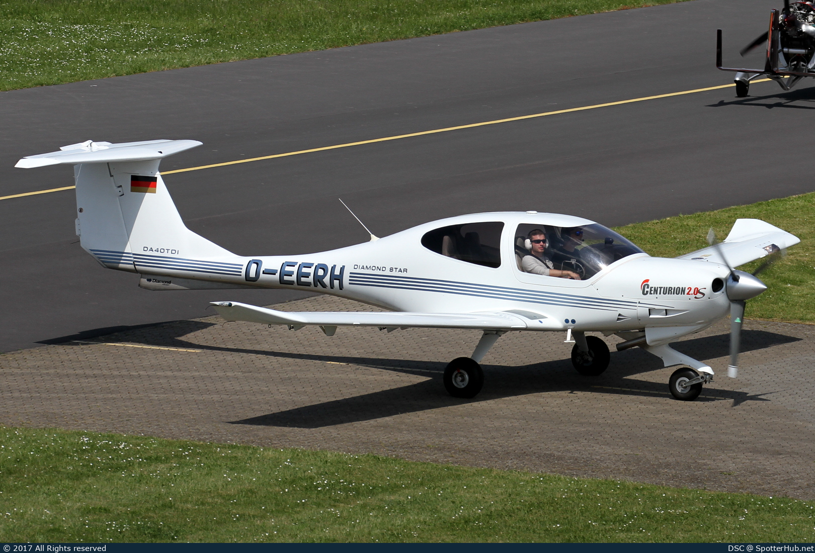 Photo of D-EERH - Diamond DA40 Diamond Star TDI operated by MBB-Sportgemeinschaft Augsburg