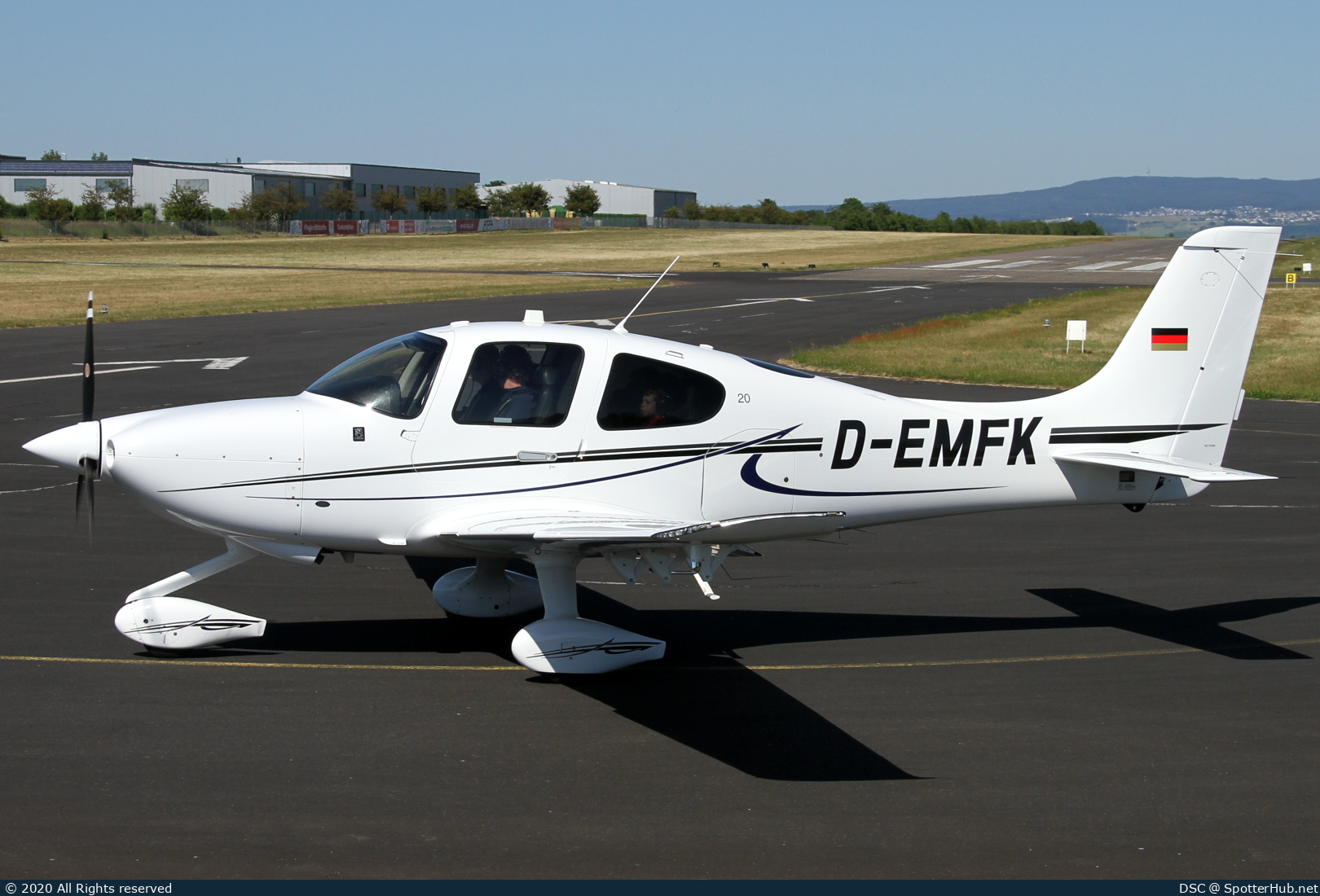 Photo of D-EMFK - Cirrus SR20 G6 operated by Motorflugschule Egelsbach