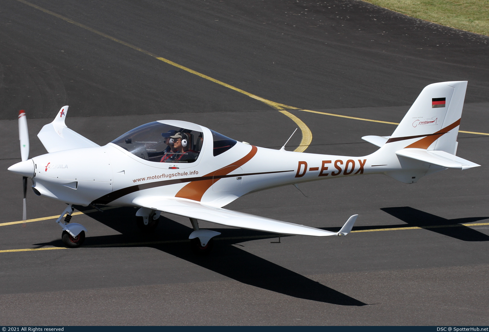 Photo of D-ESOX - Aquila A211 G operated by BWLV Motorflugschule