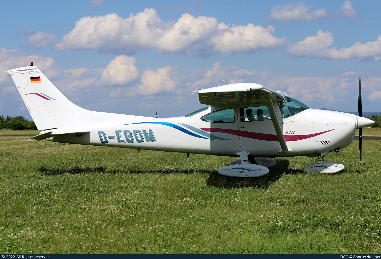 Photo of D-EGOM - Cessna 182P Skylane operated by Luftsportverein Hünsborn