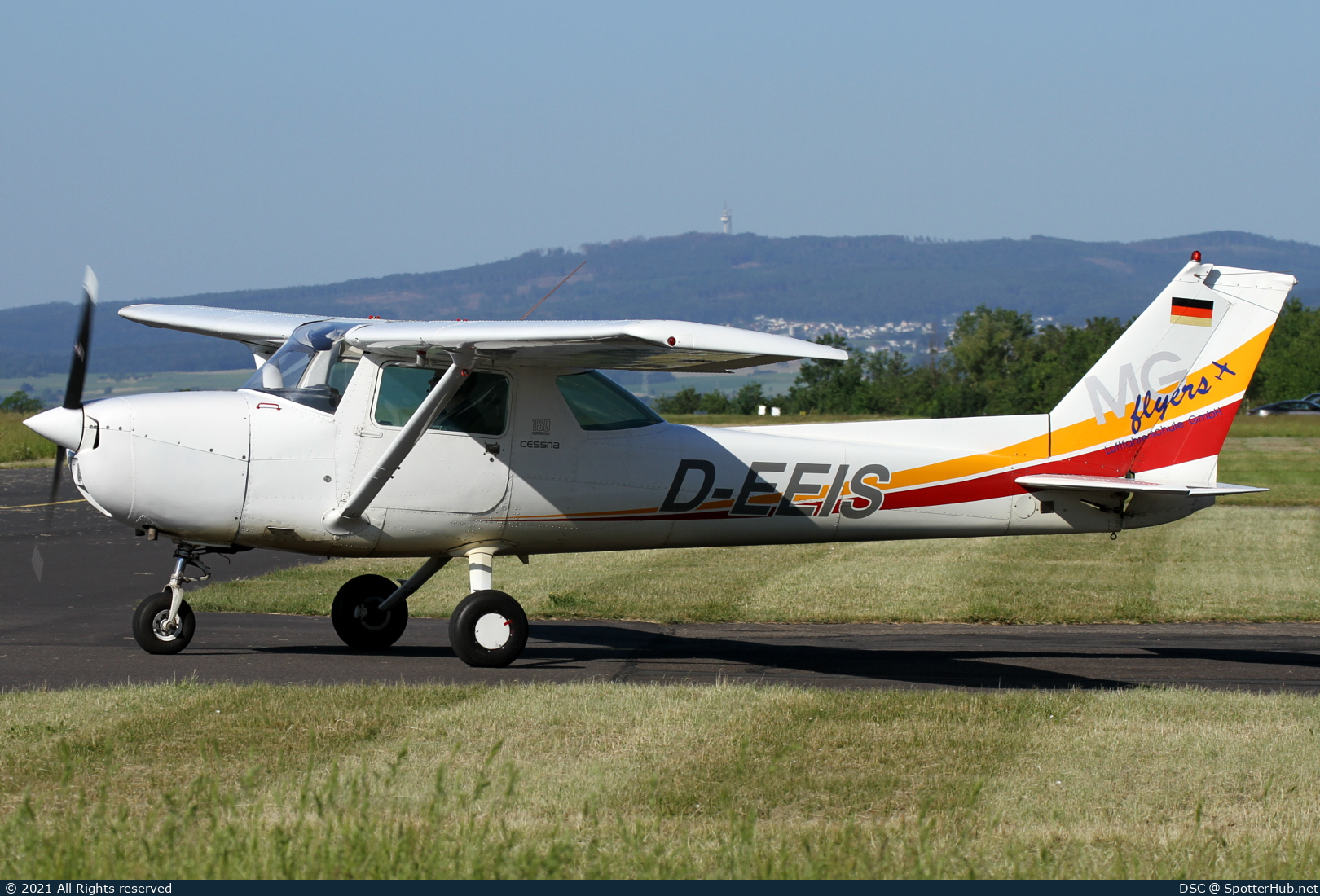 Photo of D-EEIS - Cessna 150L operated by MG flyers