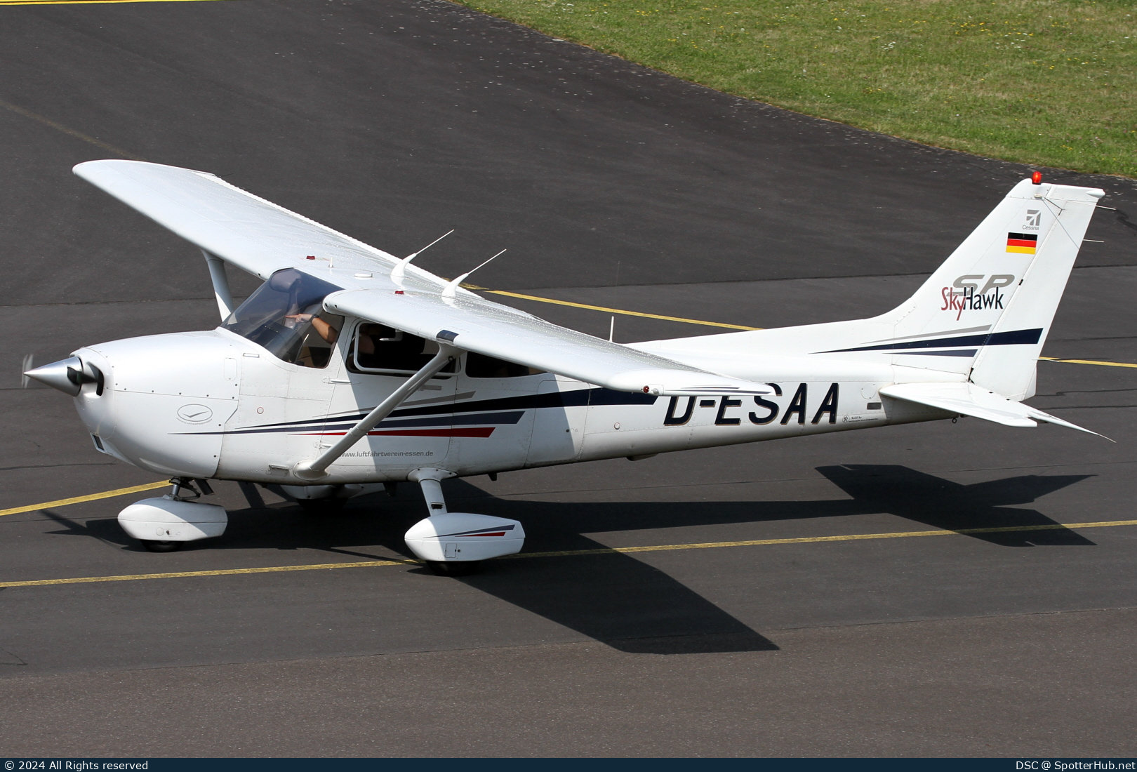 Photo of D-ESAA - Cessna 172S Skyhawk SP operated by Luftfahrtverein Essen